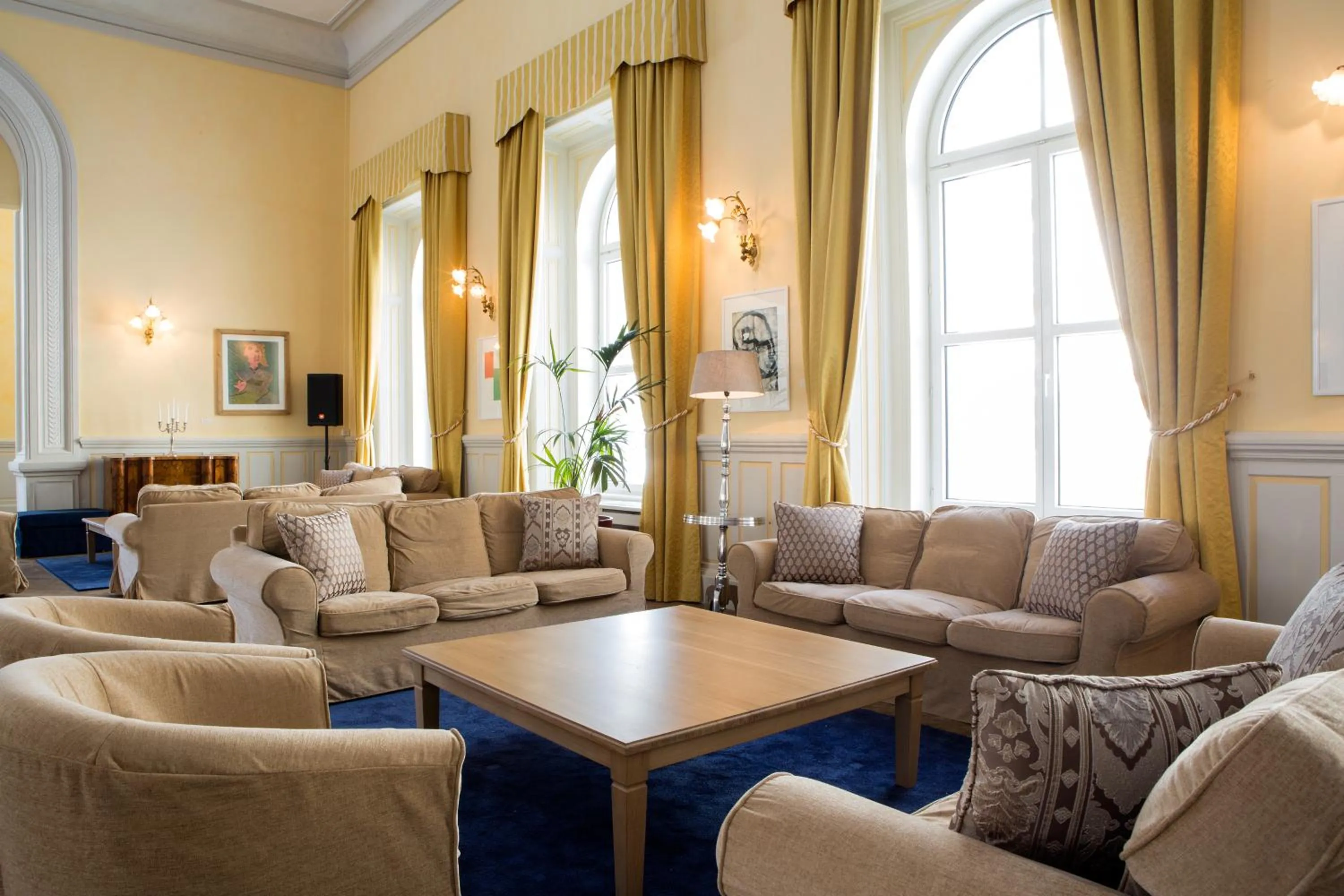 Lounge or bar in Maloja Palace Suites CO2-Neutral