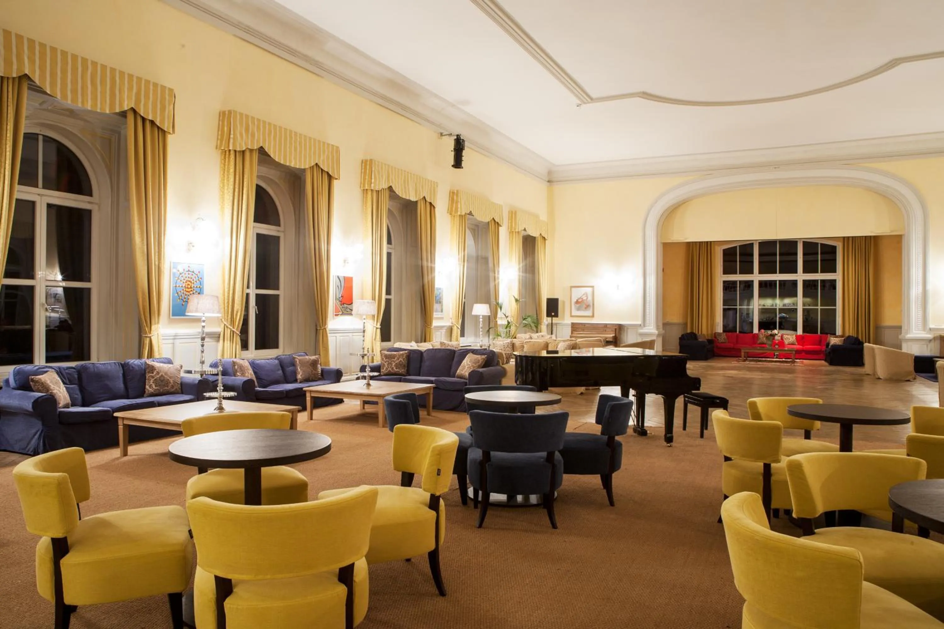 Lounge or bar in Maloja Palace Suites CO2-Neutral