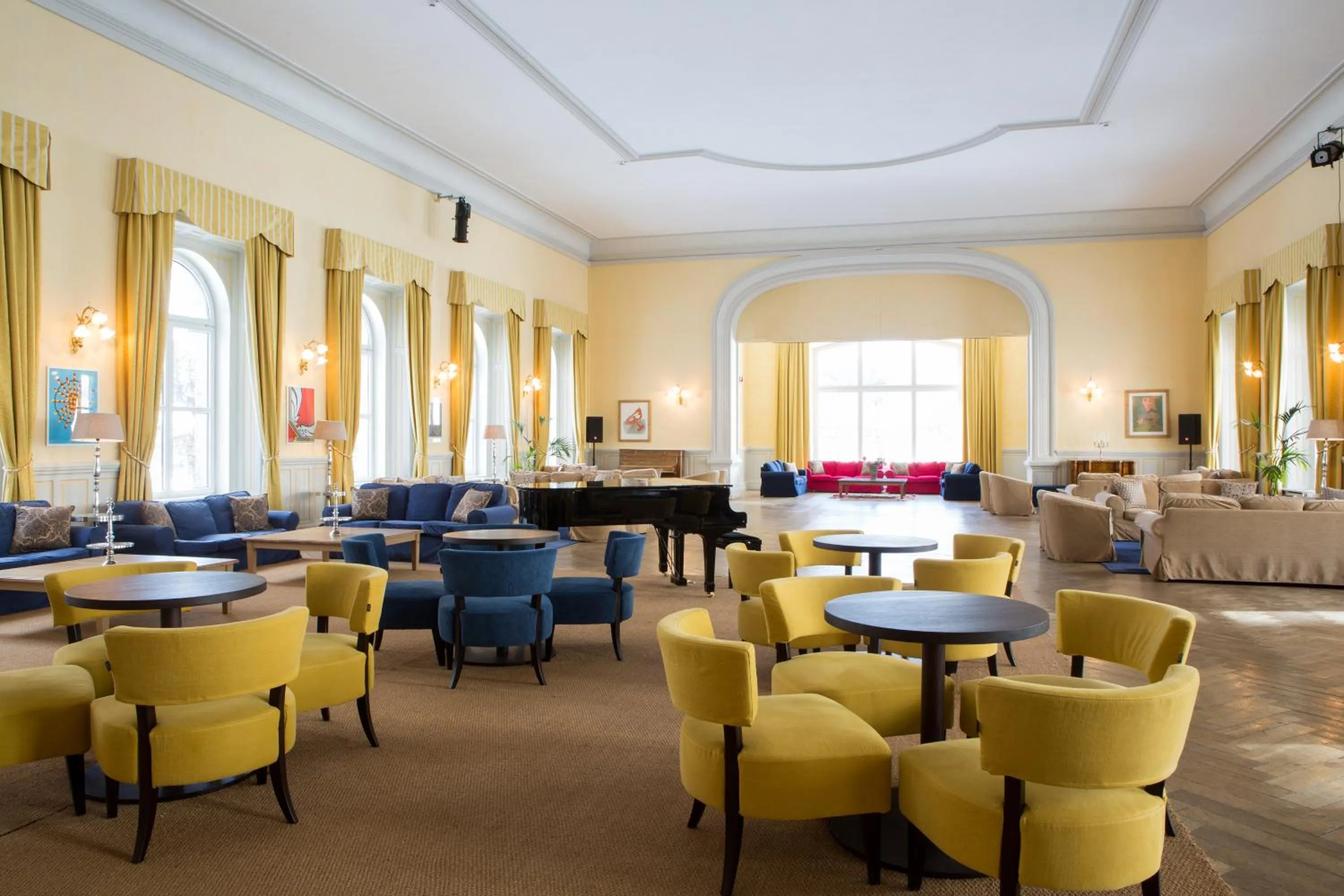 Lounge or bar in Maloja Palace Suites CO2-Neutral