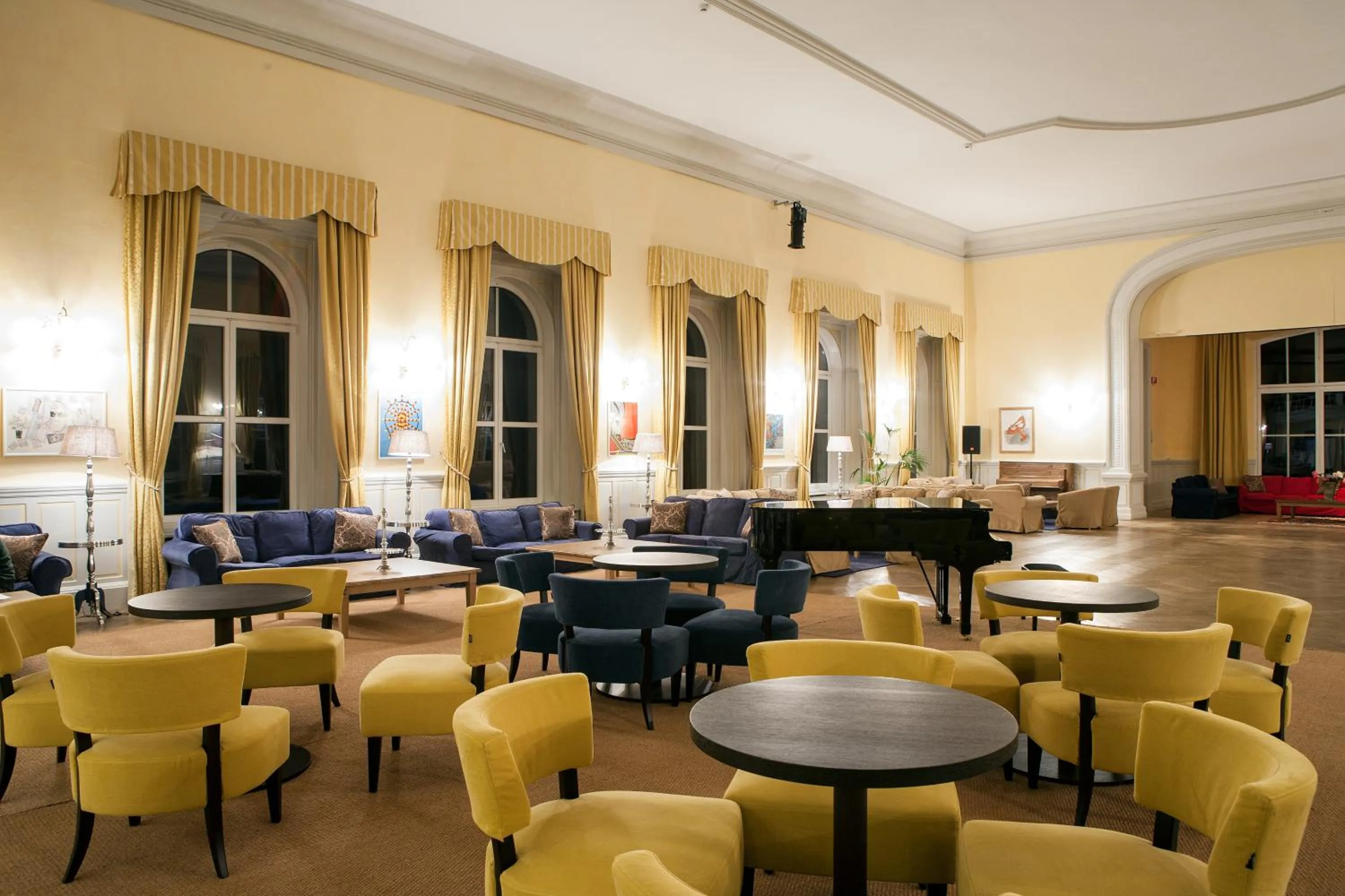 Lounge or bar in Maloja Palace Suites CO2-Neutral