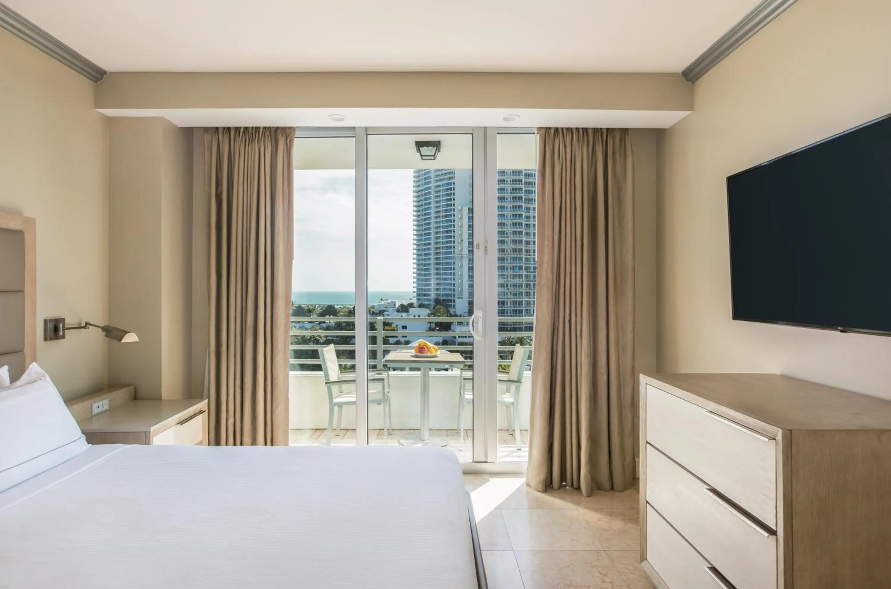 TV and multimedia, Bed in Hilton Bentley Miami South Beach