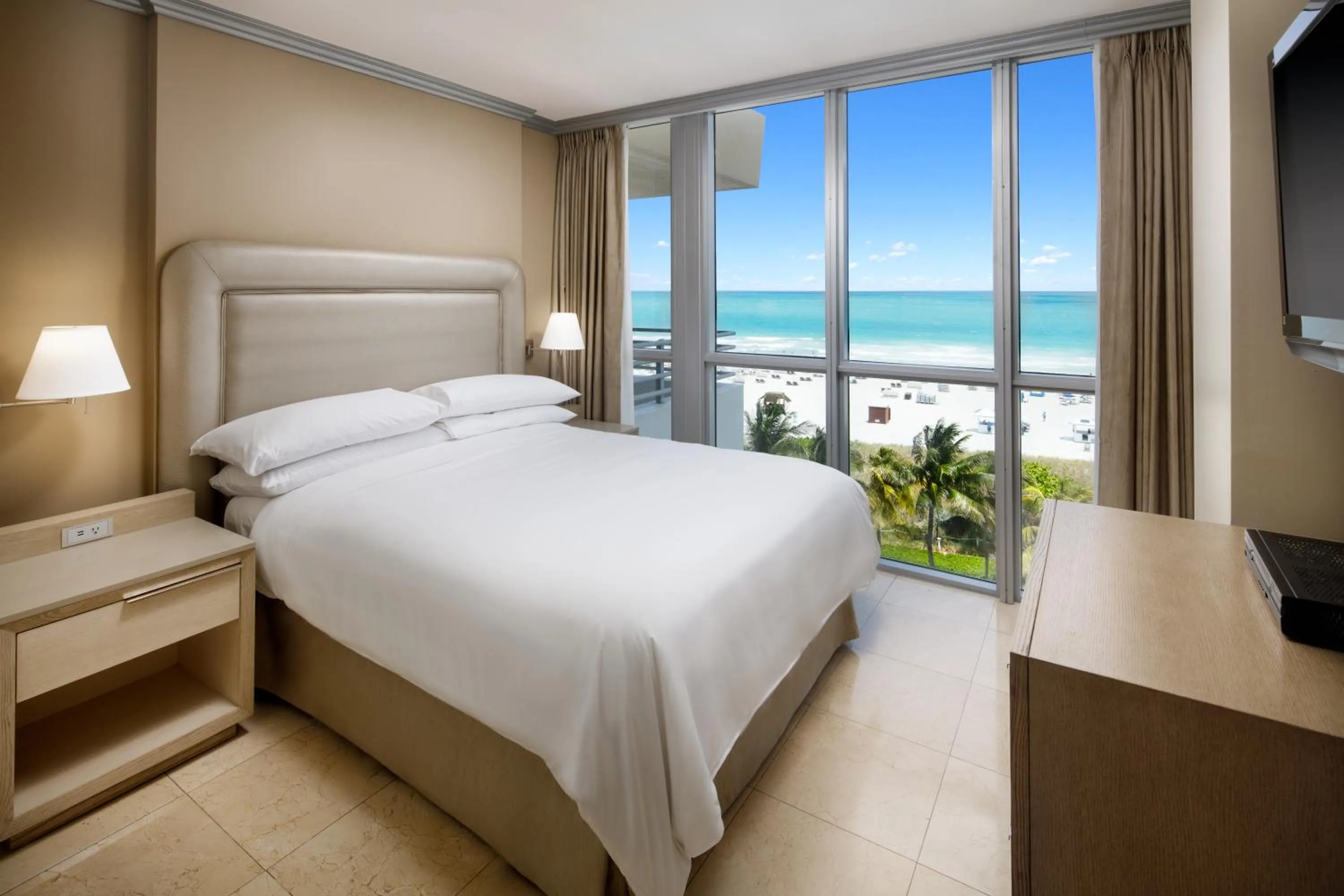 Bedroom, Bed in Hilton Bentley Miami South Beach