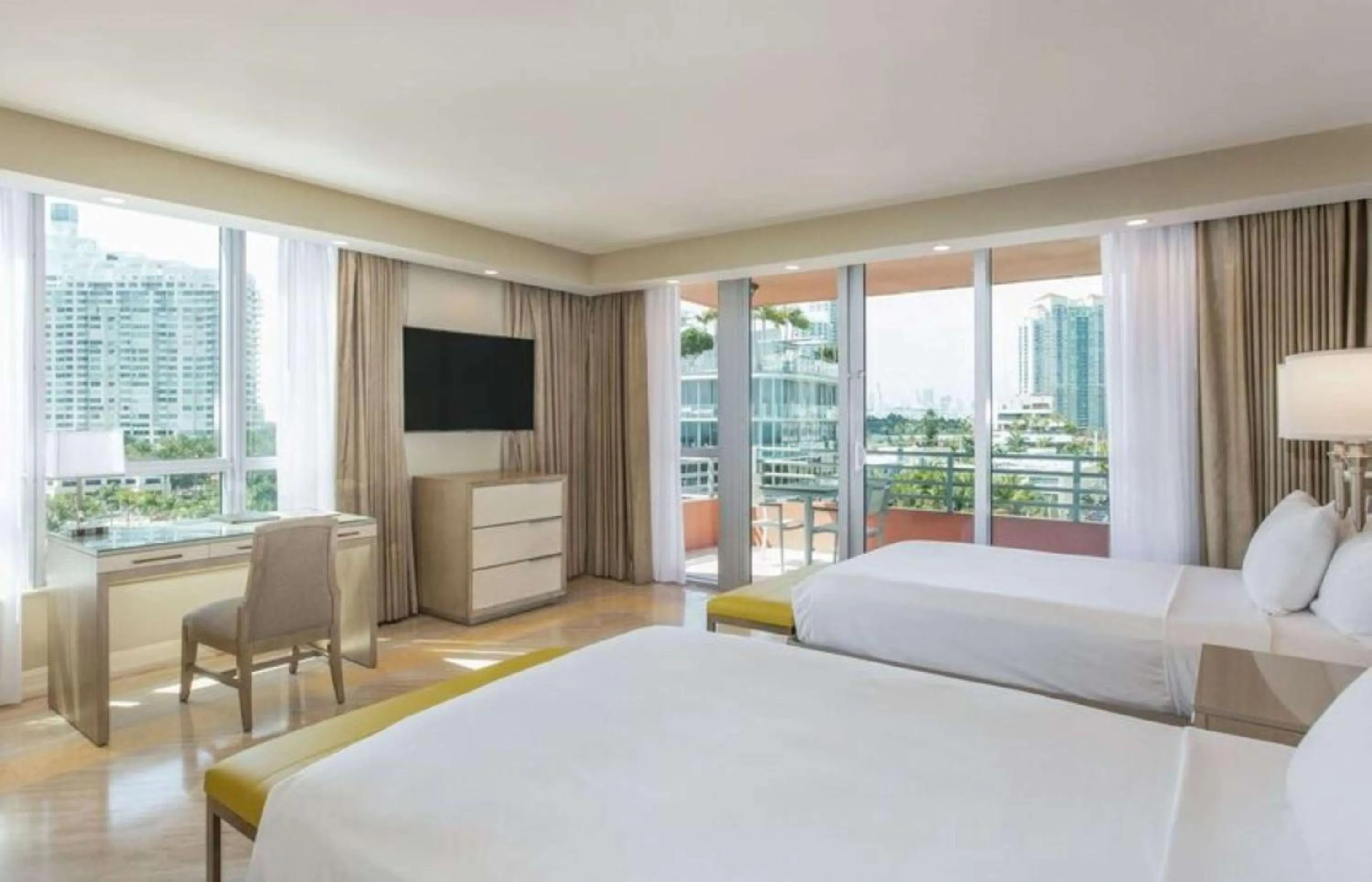 Bedroom, Bed in Hilton Bentley Miami South Beach