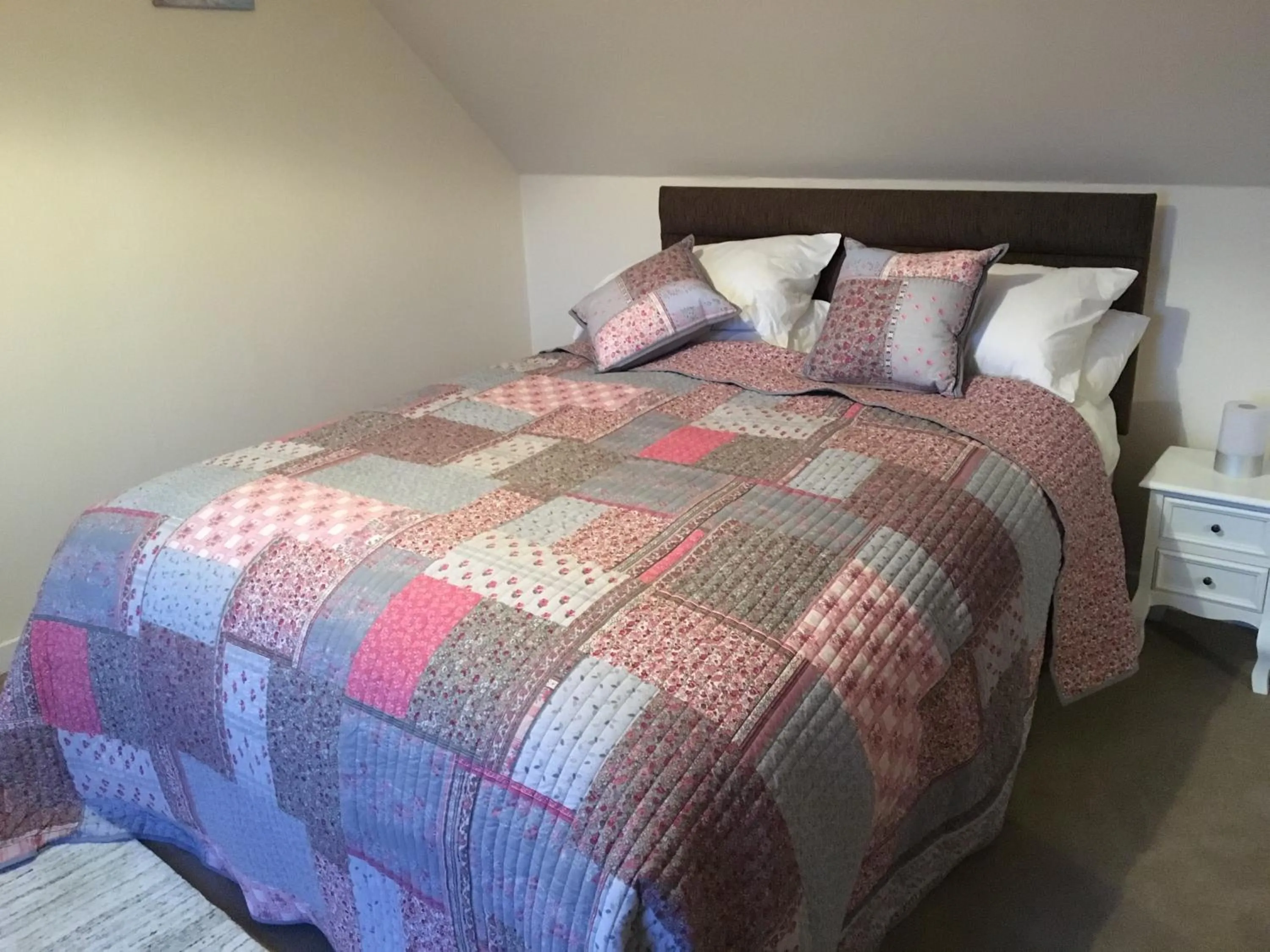 Bedroom, Bed in Hillside