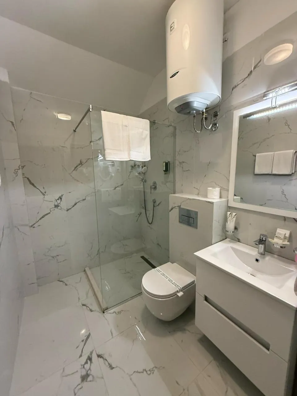 Toilet in Forte Rose Hotel