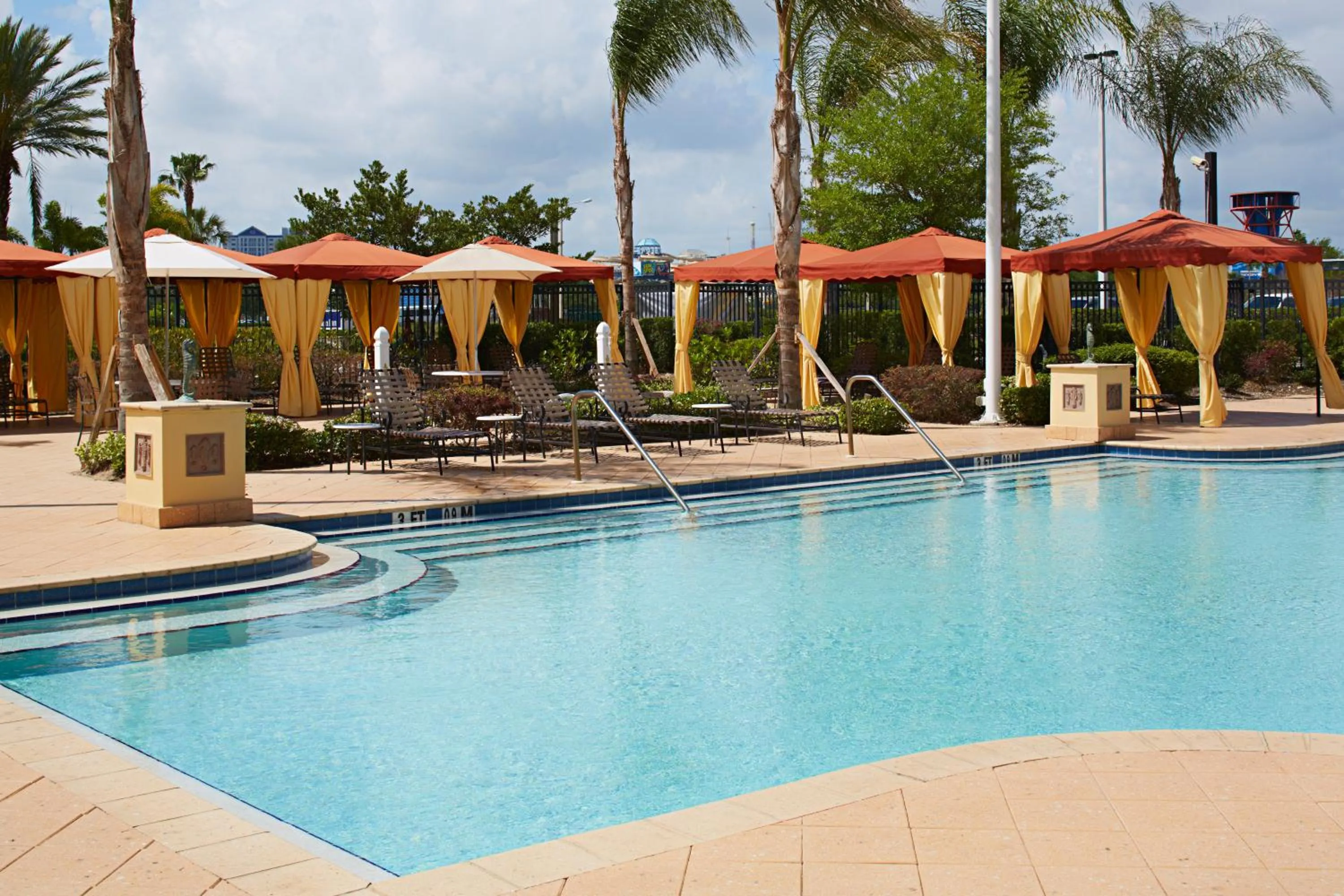 Swimming pool in Hilton Garden Inn Orlando International Drive North