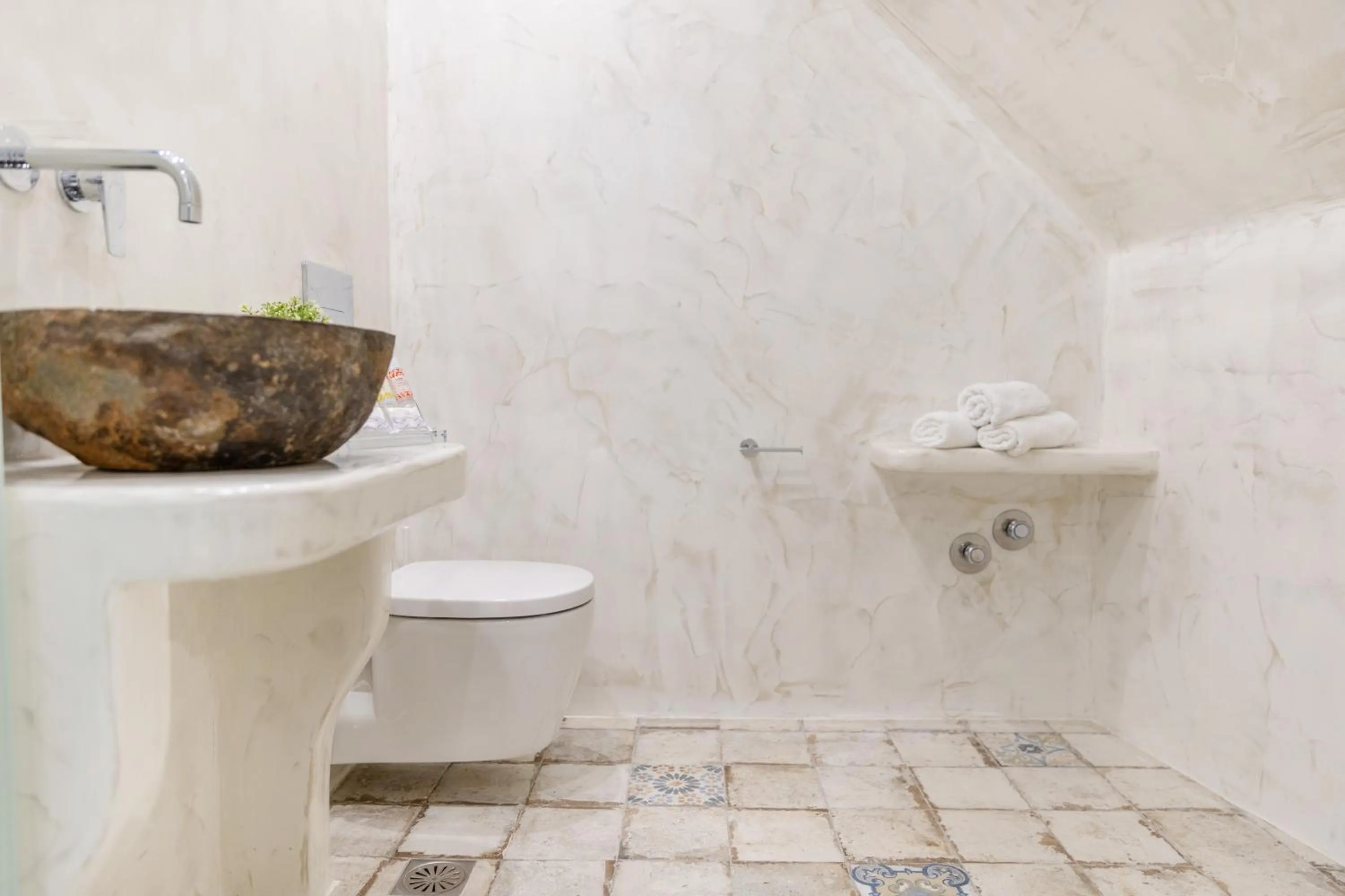 Shower in Katerina Roza Studios - Heartfelt Hospitality in the City