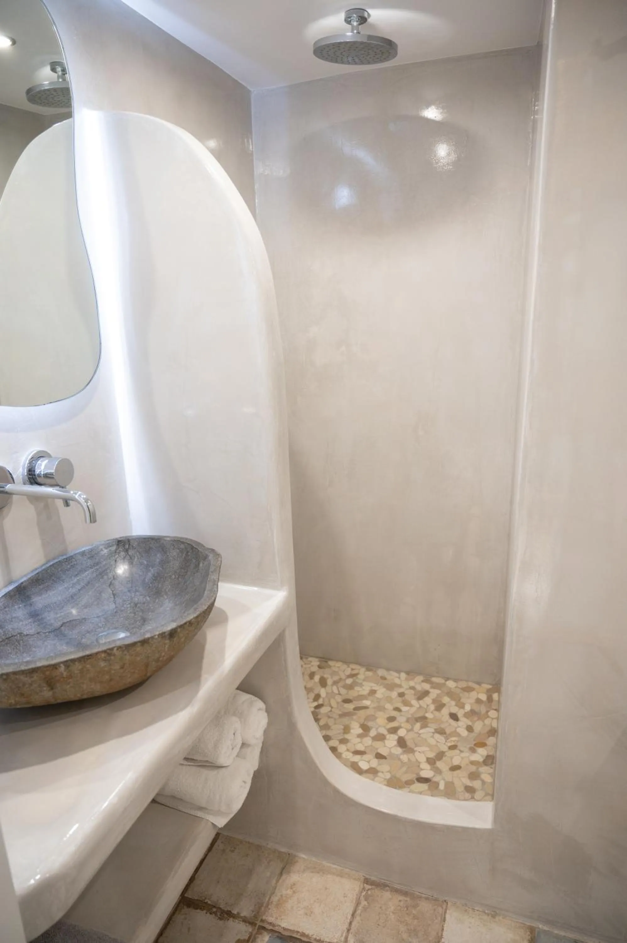 Shower in Katerina Roza Studios - Heartfelt Hospitality in the City