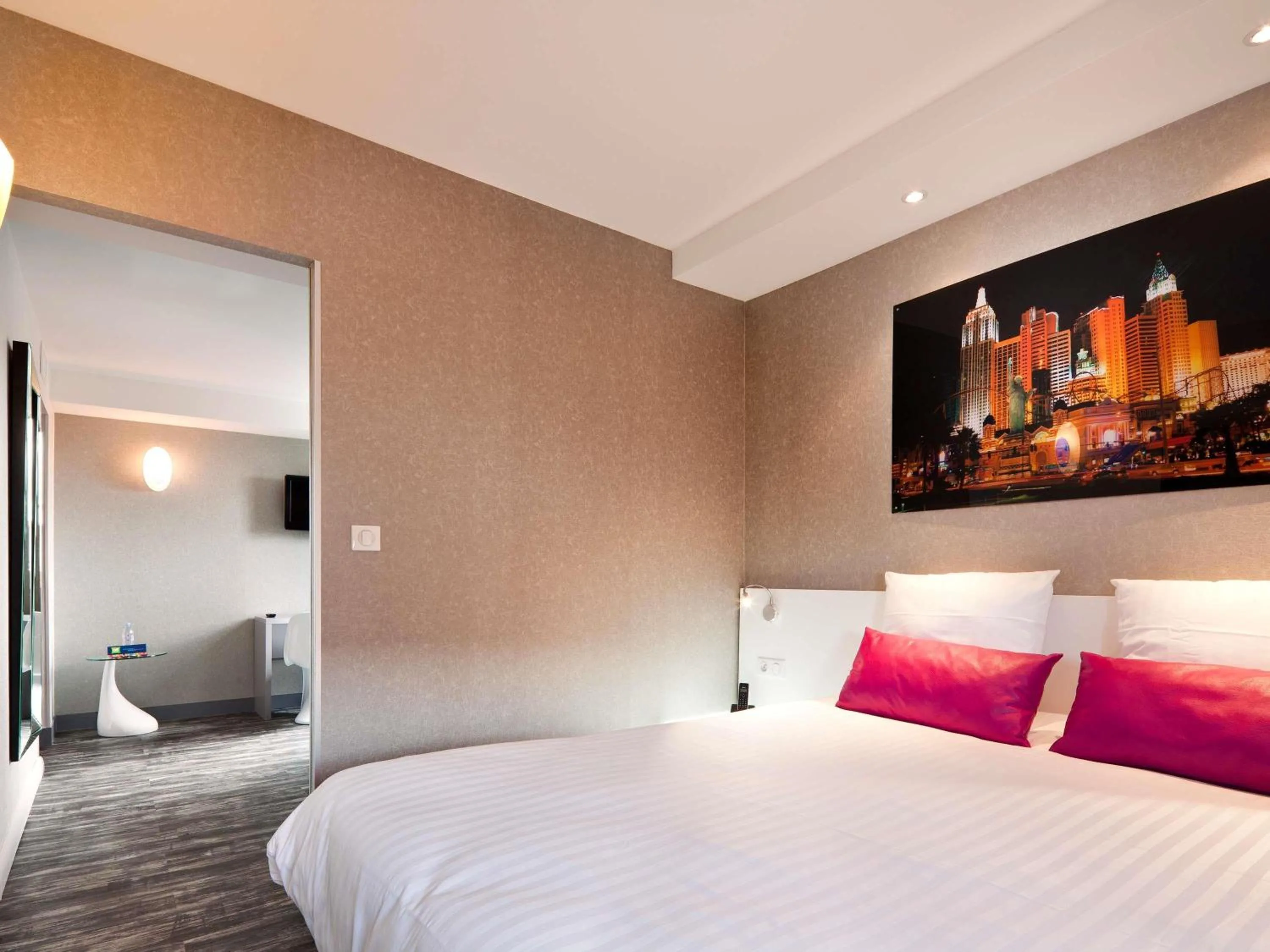 Bedroom, Bed in ibis Styles Blois Centre Gare