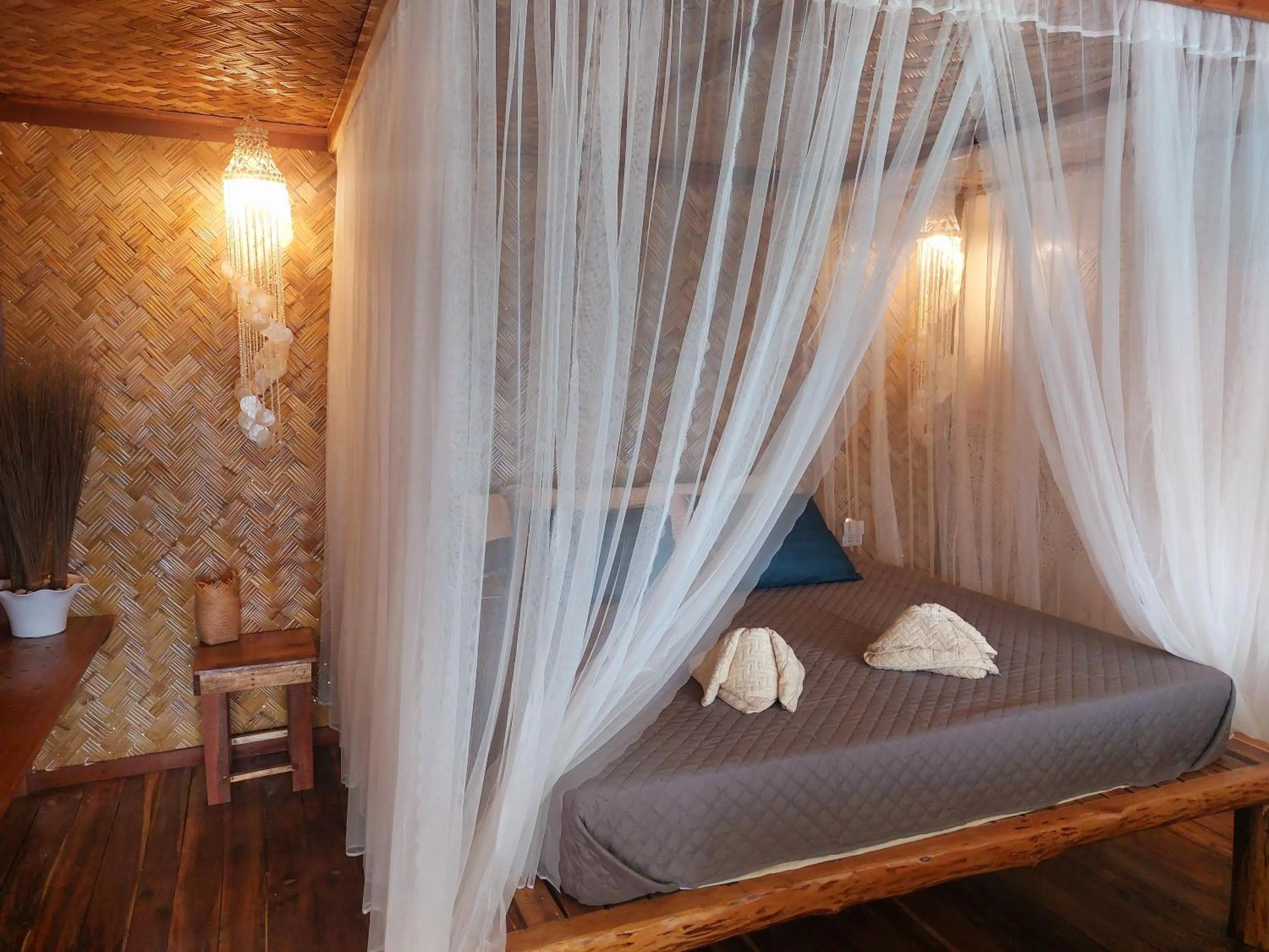 Bedroom, Bed in Jungle Bar Honeymoon suite & private pool