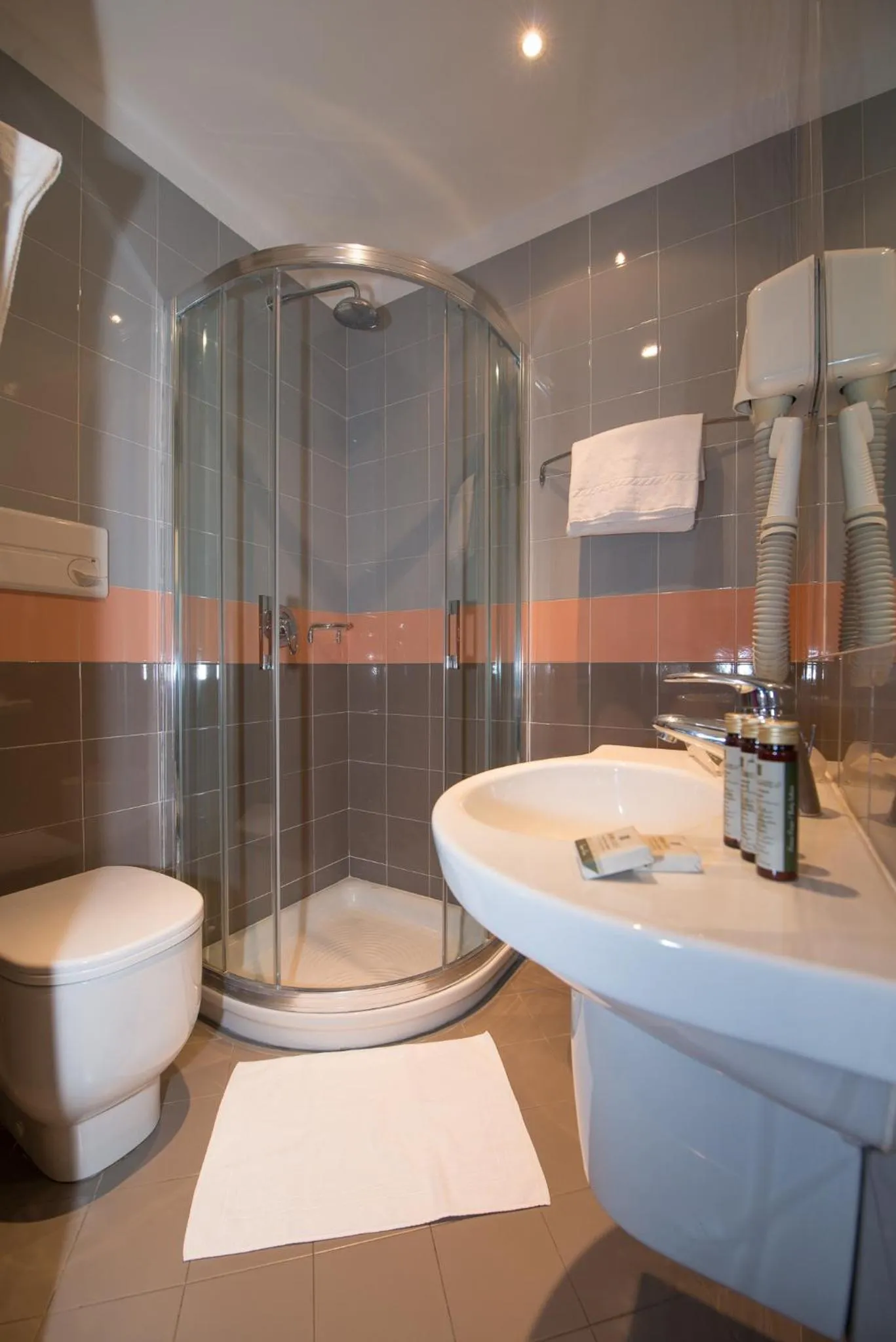 Shower in Albergo Silvio