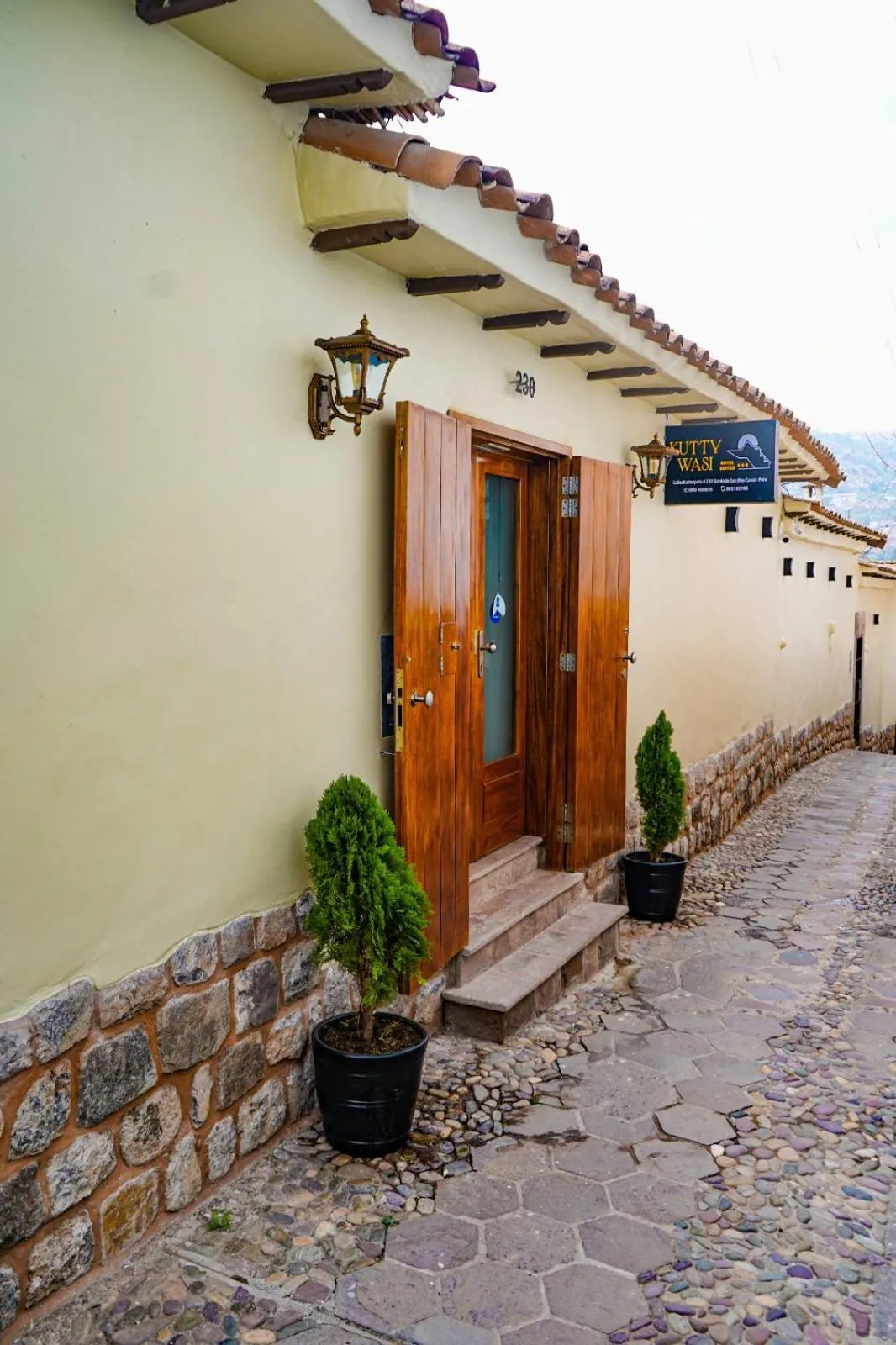 Facade/entrance in Kutty Wasi