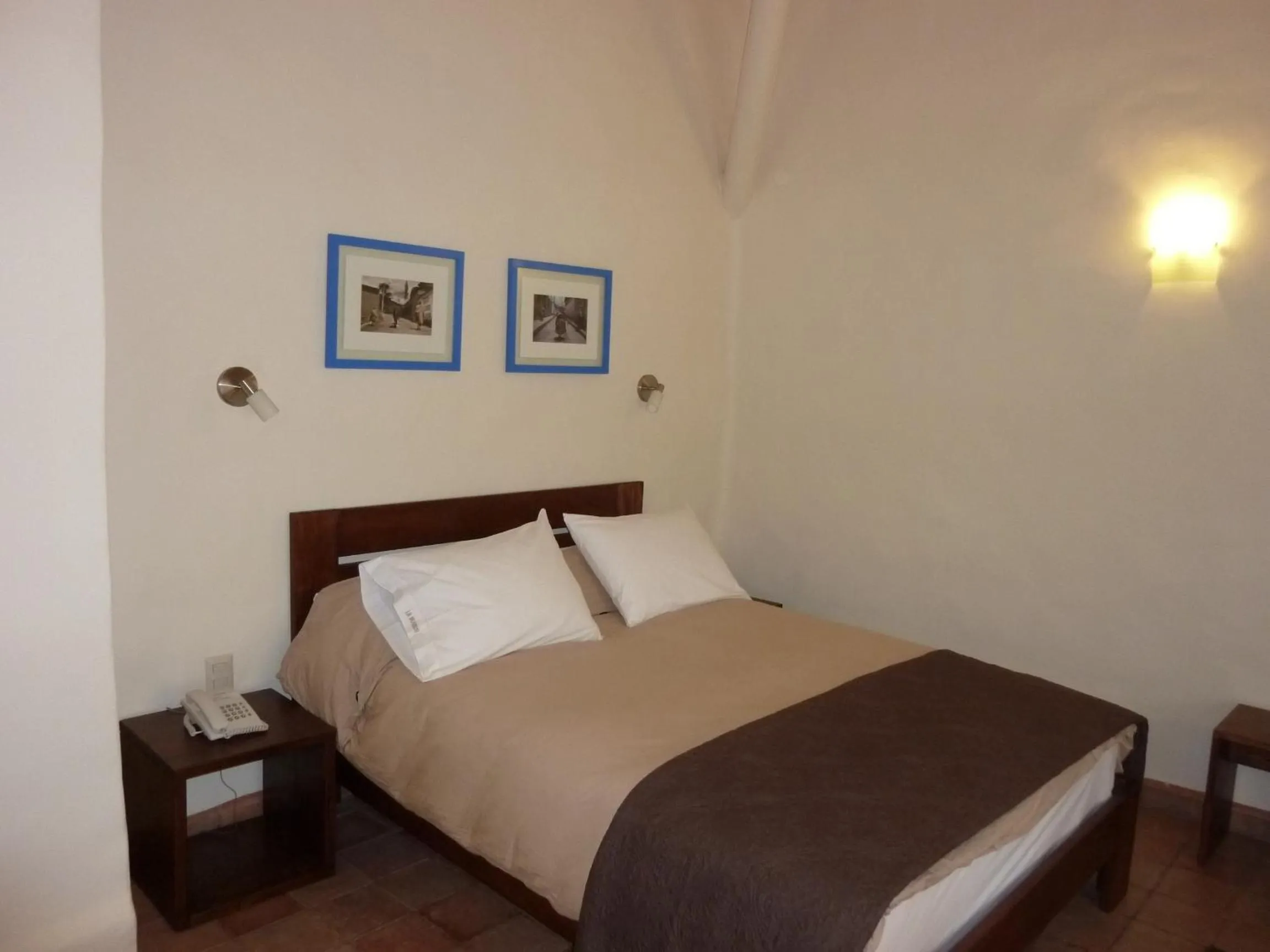 Photo of the whole room, Bed in Kutty Wasi