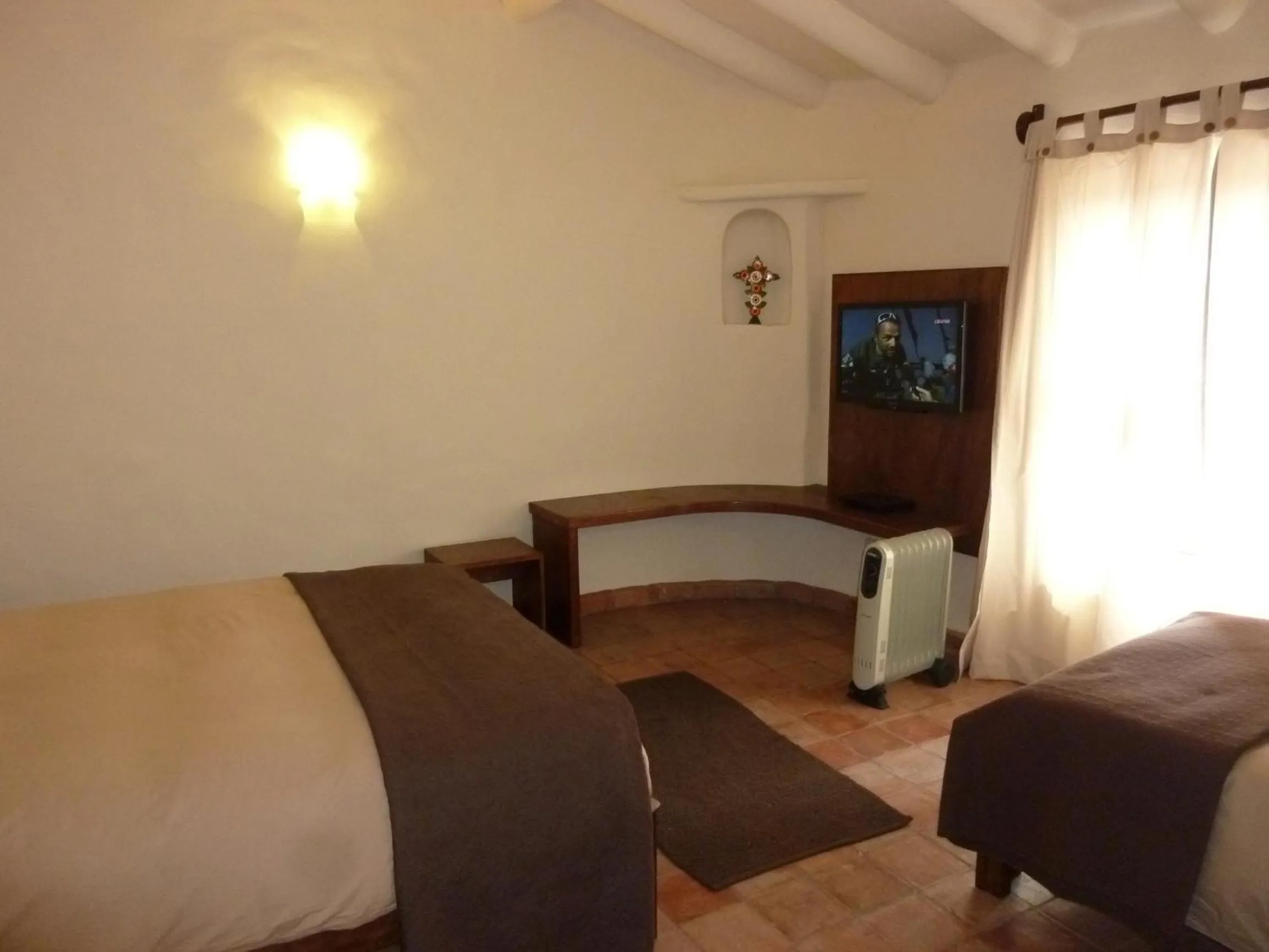 Photo of the whole room, Bed in Kutty Wasi