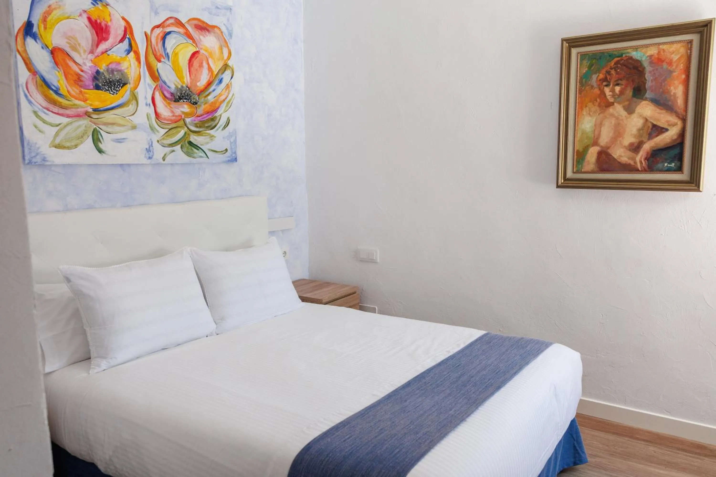 Guests, Bed in Apartamentos El Bergantin Menorca Club