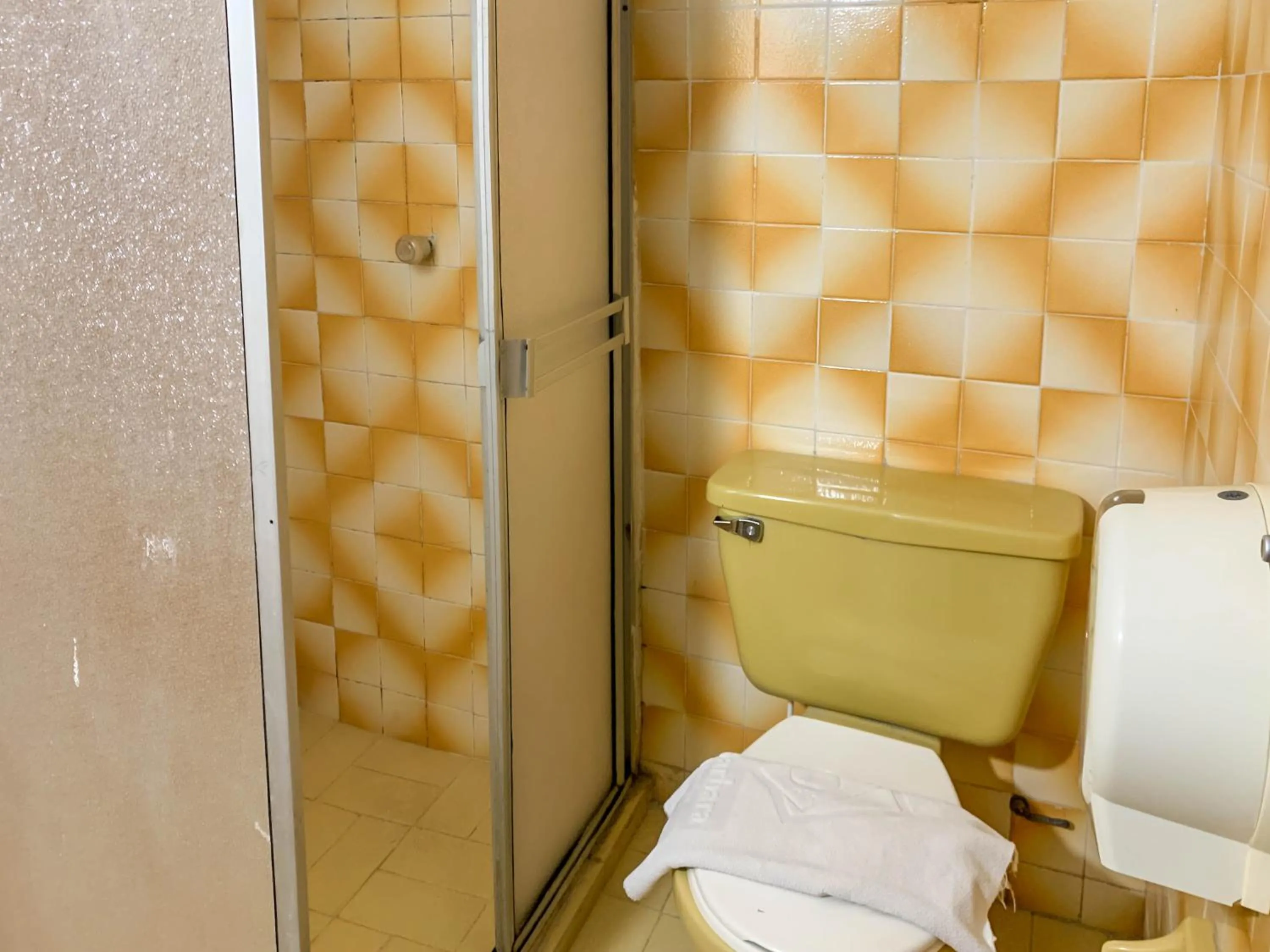 Shower in Hotel Veleros Cartagena