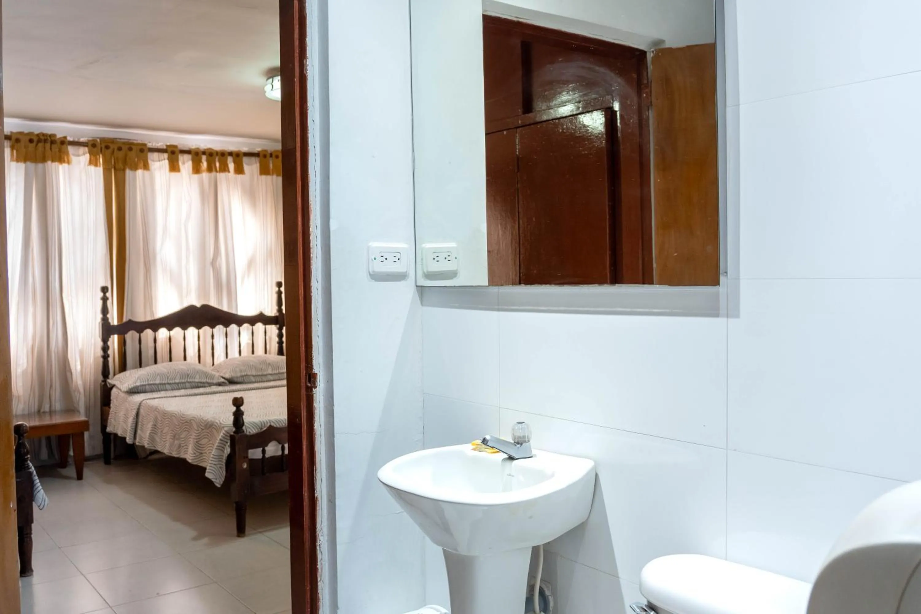 Bathroom, Bed in Hotel Veleros Cartagena