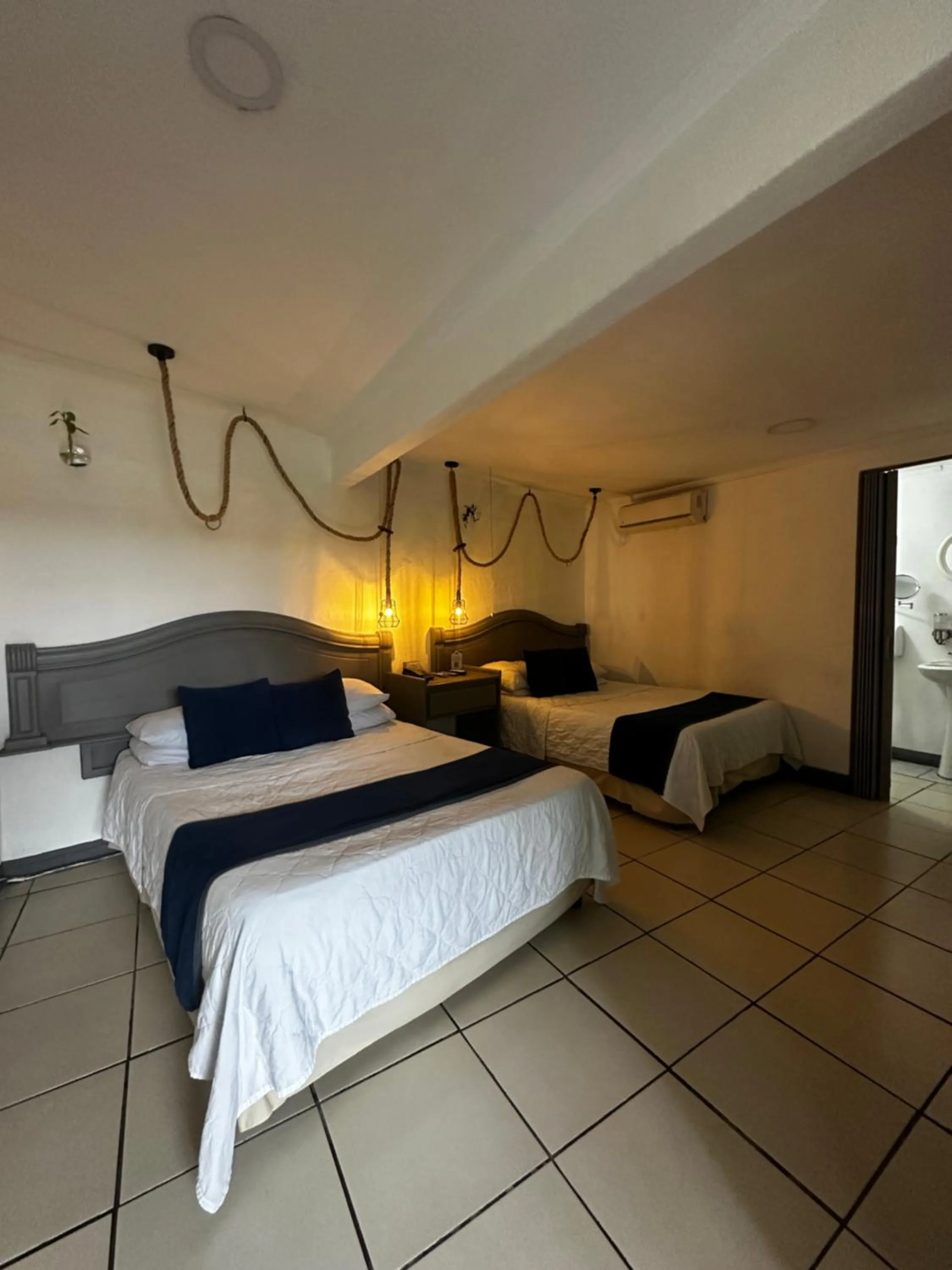 Bedroom, Bed in Berlor Airport Inn