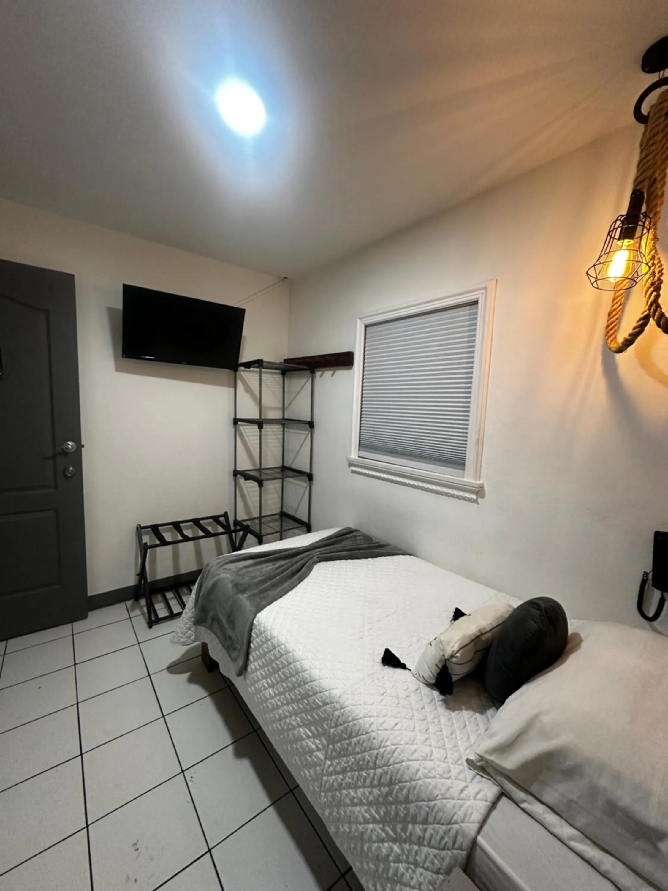 Bedroom, Bed in Berlor Airport Inn