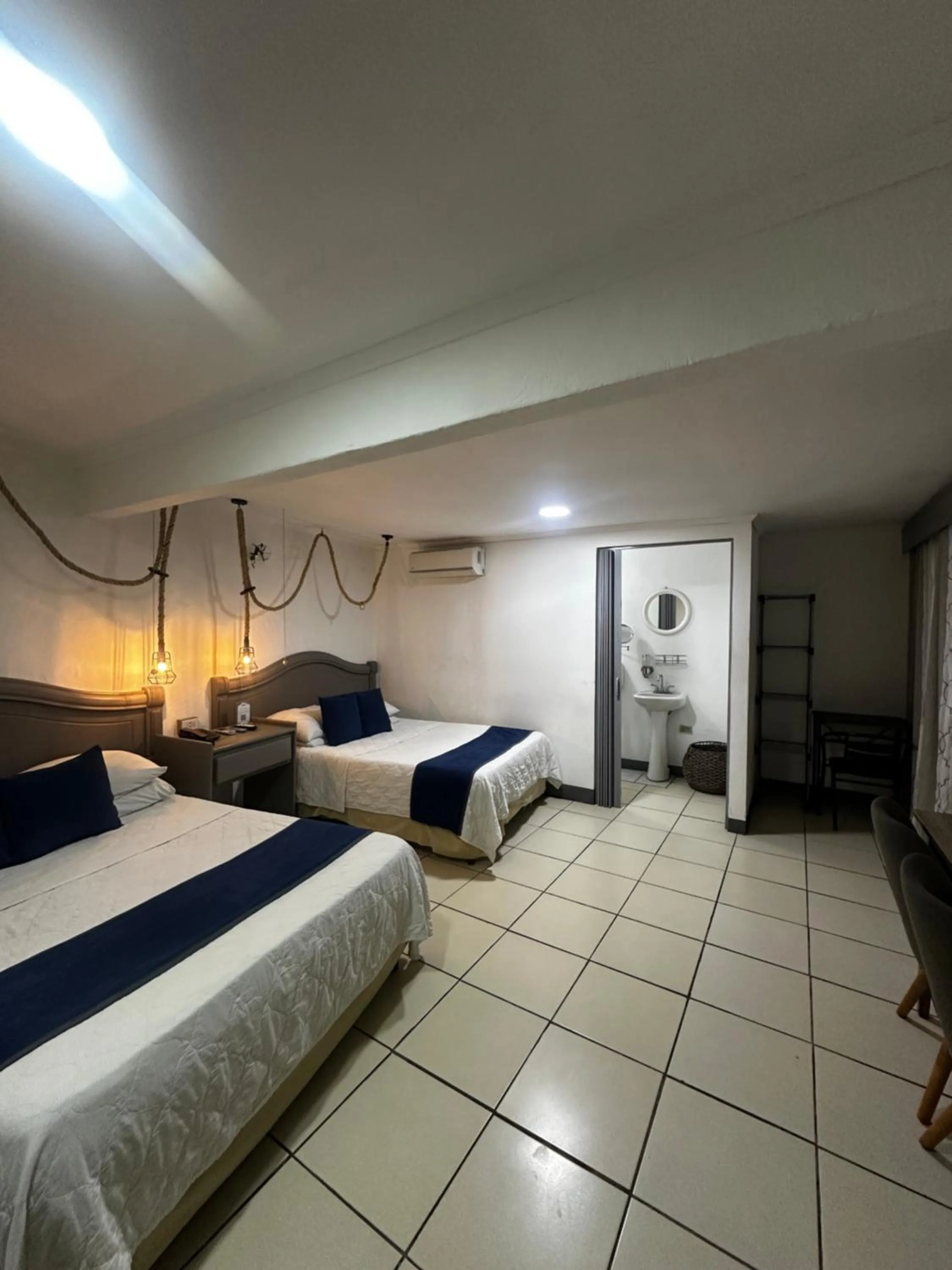 Photo of the whole room, Bed in Berlor Airport Inn