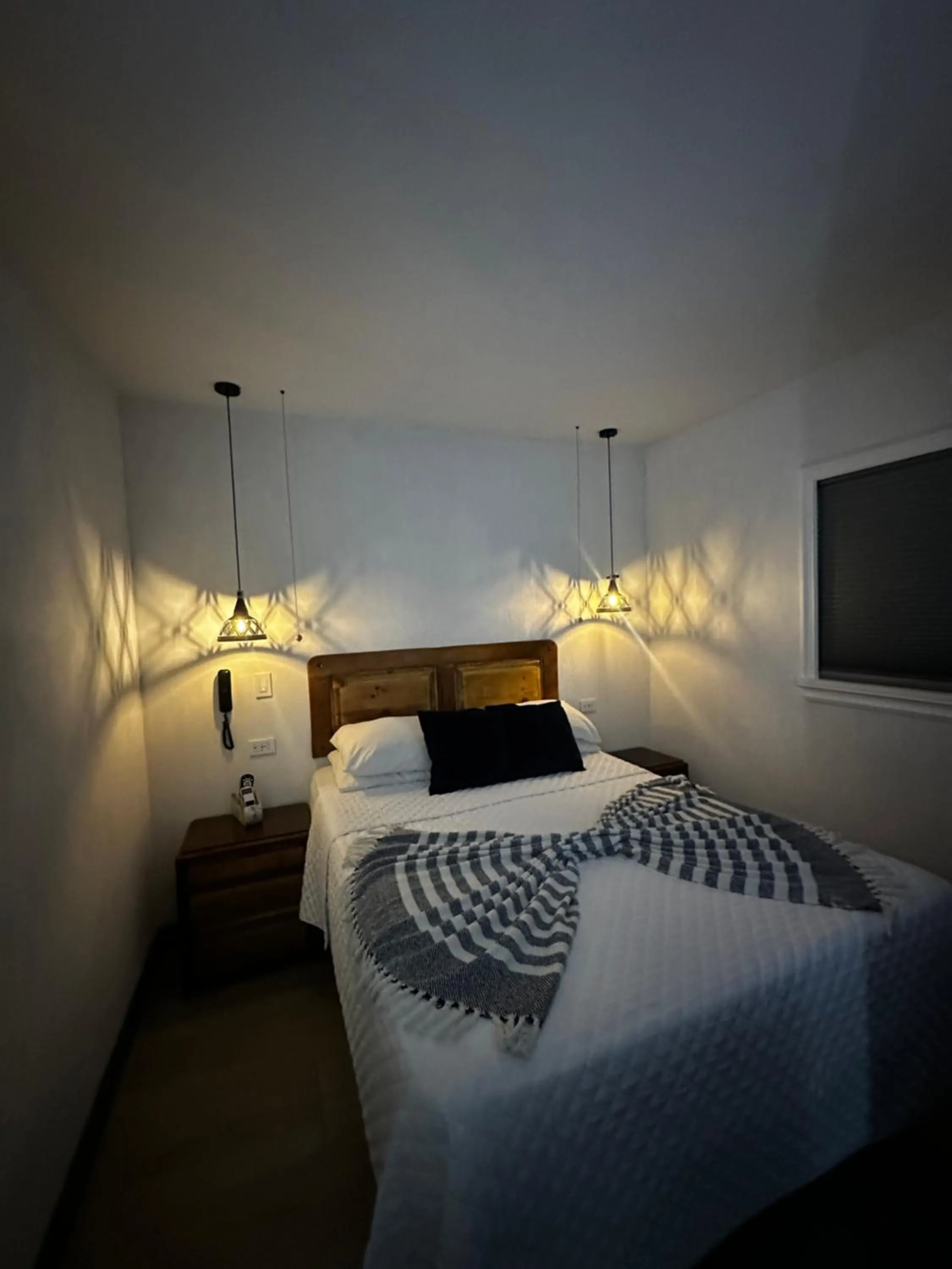 Bathroom, Bed in Berlor Airport Inn