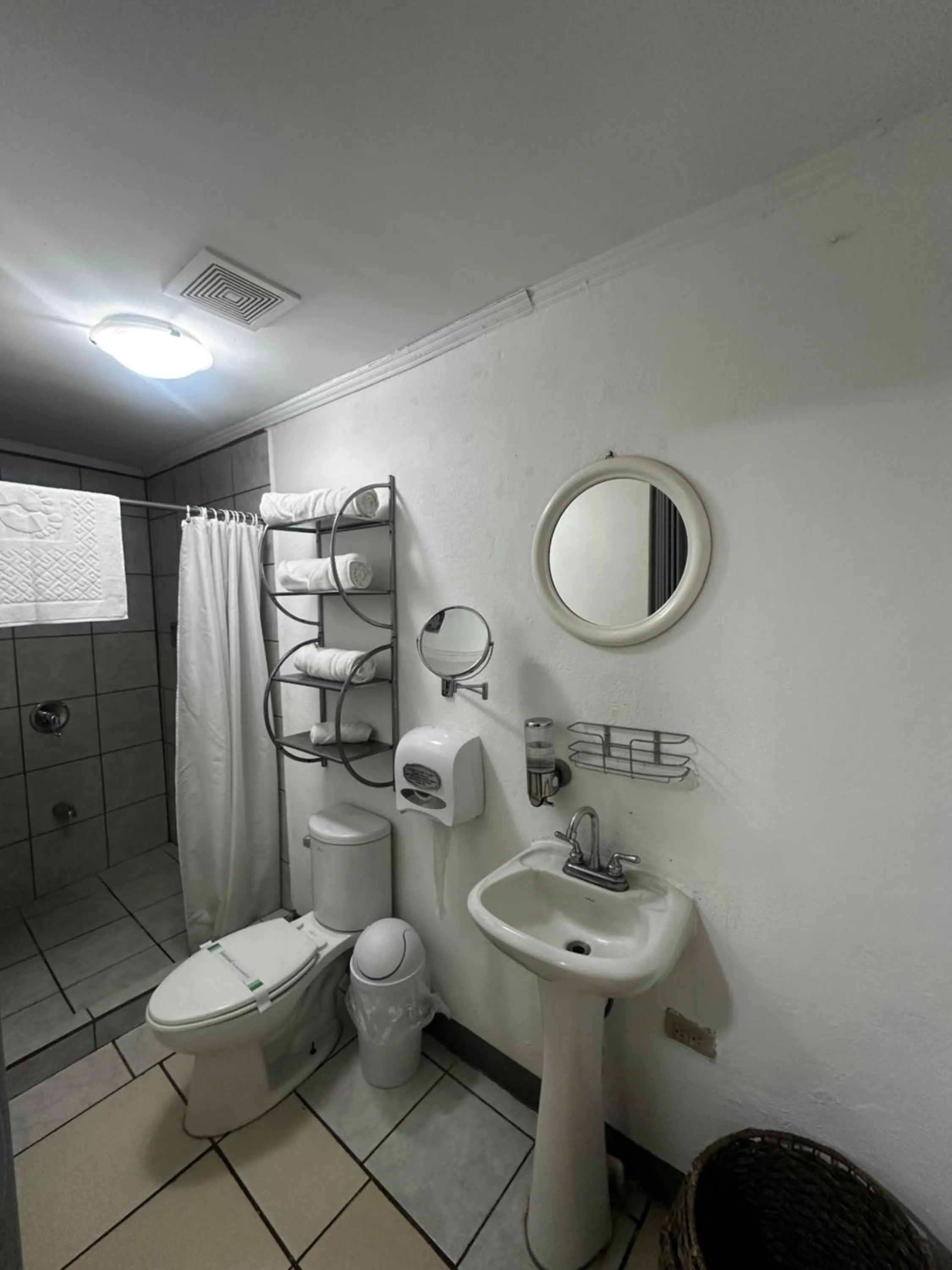 Bathroom in Berlor Airport Inn