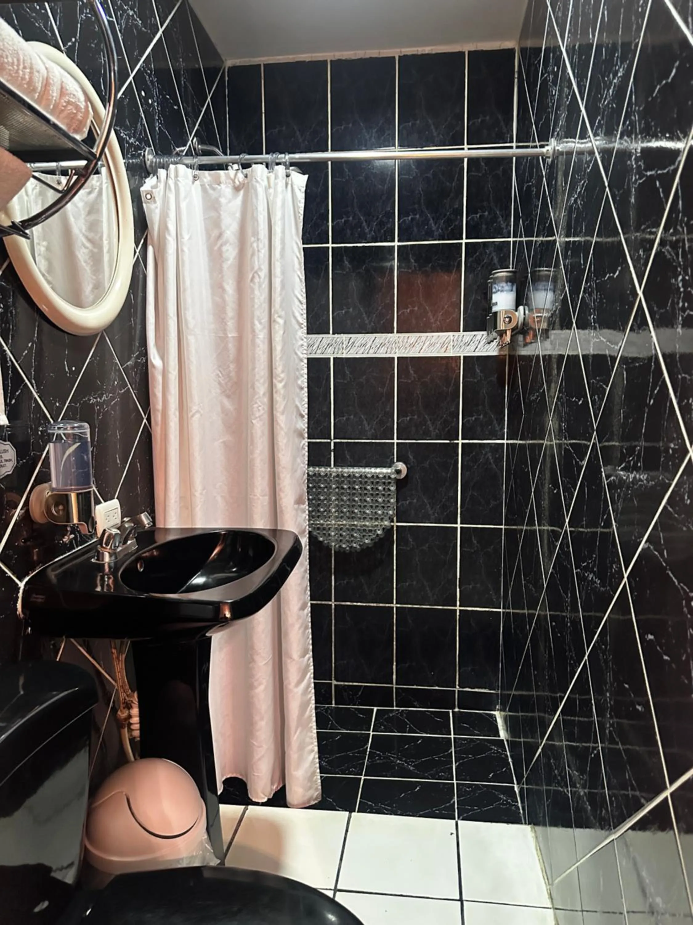 Bathroom in Berlor Airport Inn