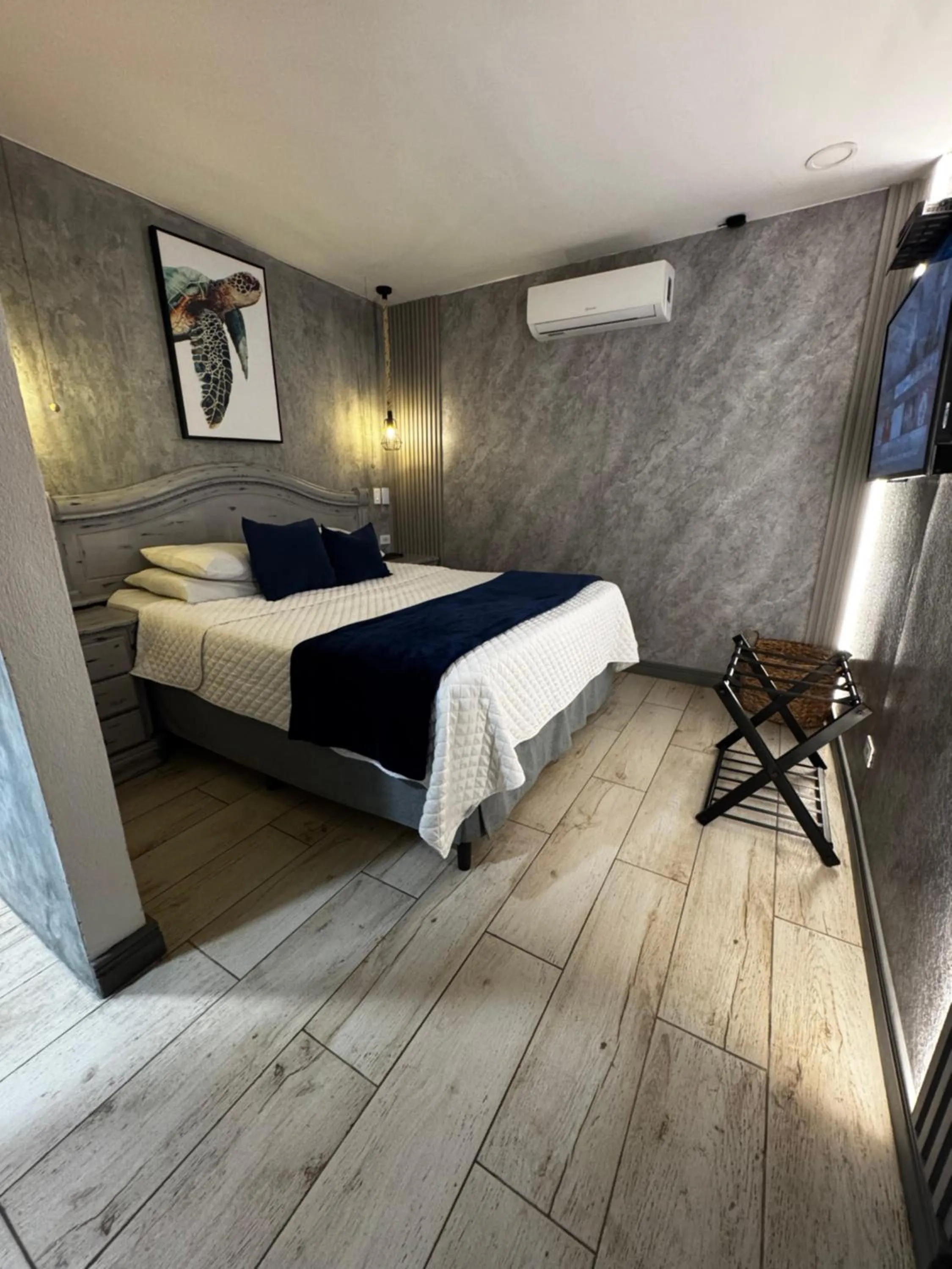 Bathroom, Bed in Berlor Airport Inn