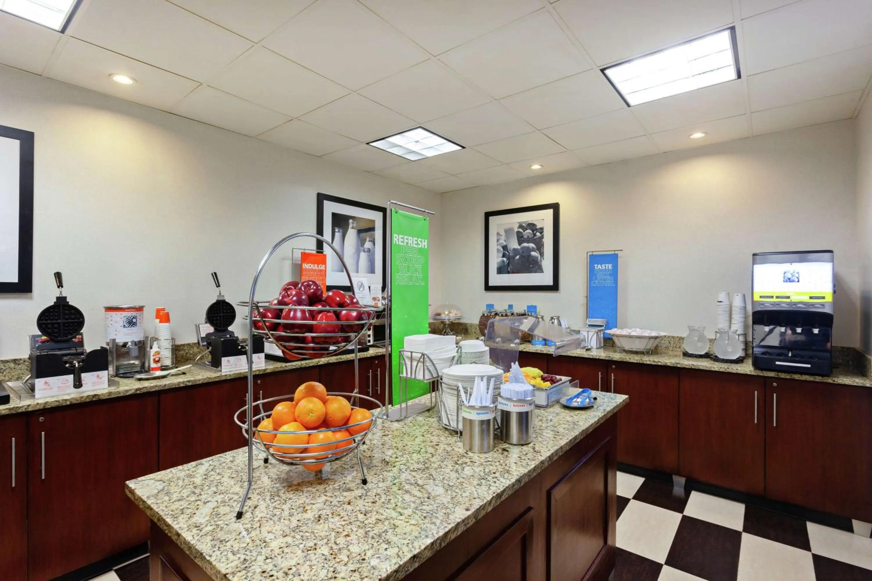 Dining area in Hampton Inn Los Angeles/Arcadia