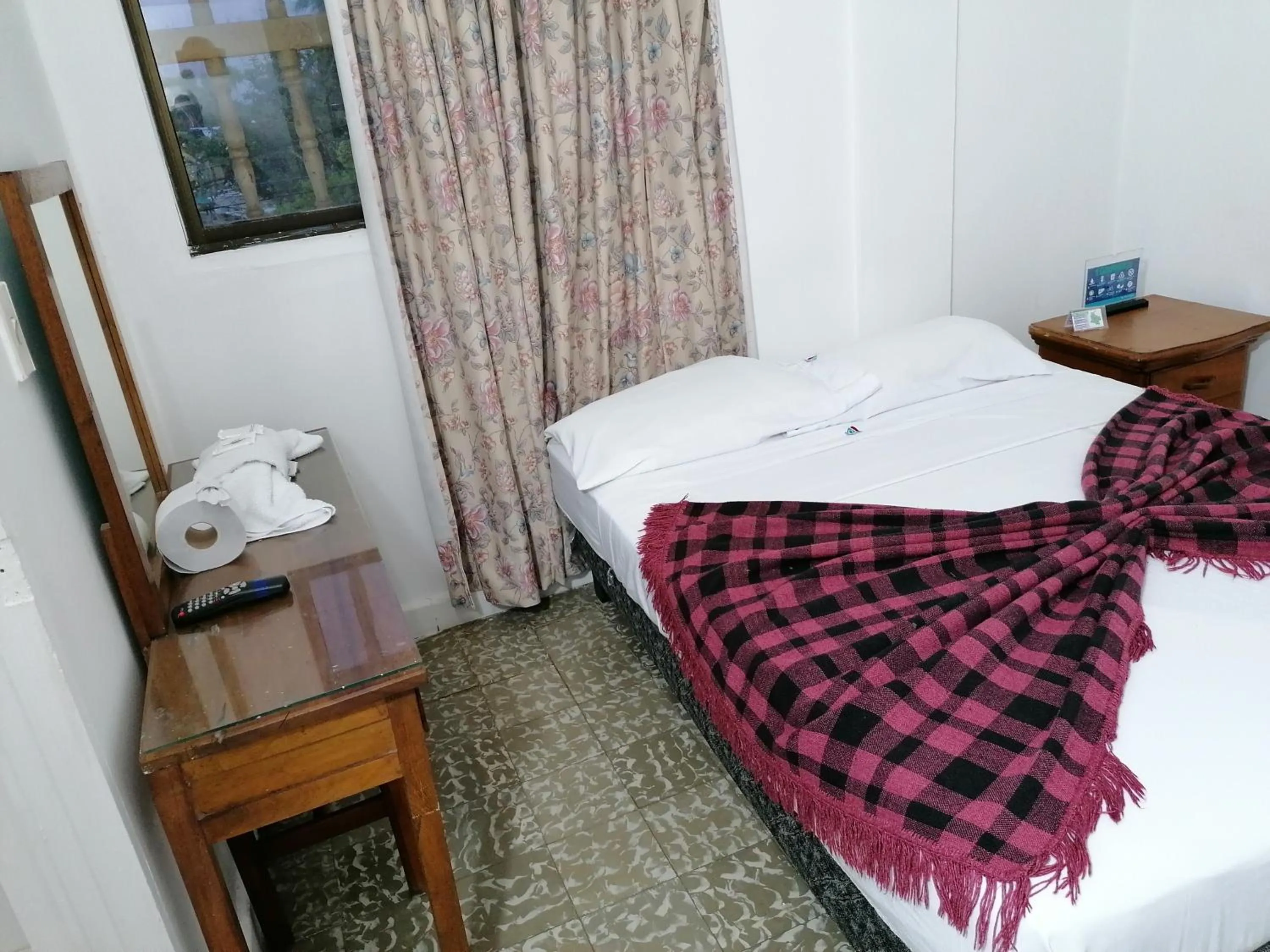 Quiet street view, Bed in Hotel Montecarlo Beach