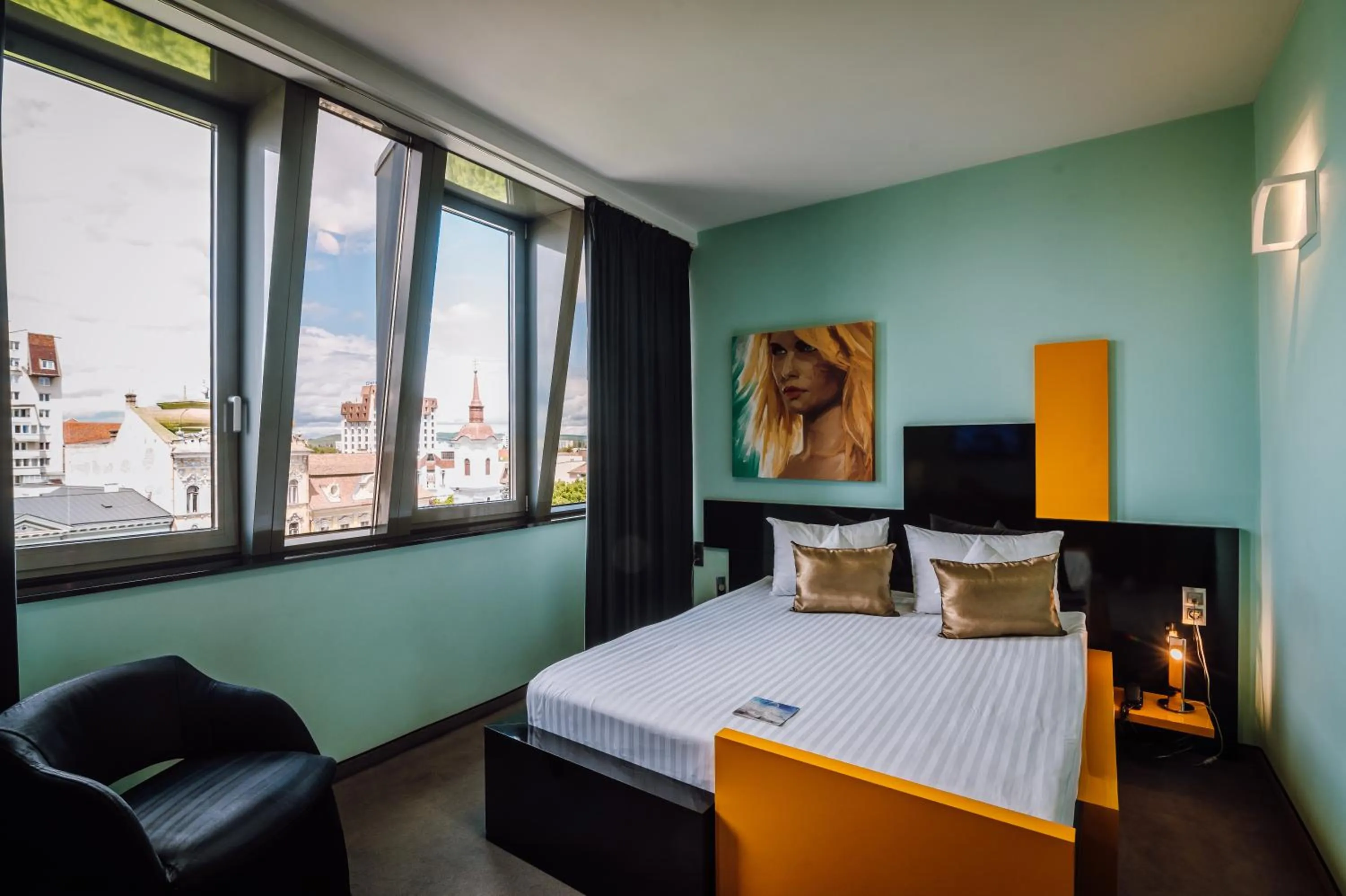 Bed in Plaza V Hotel