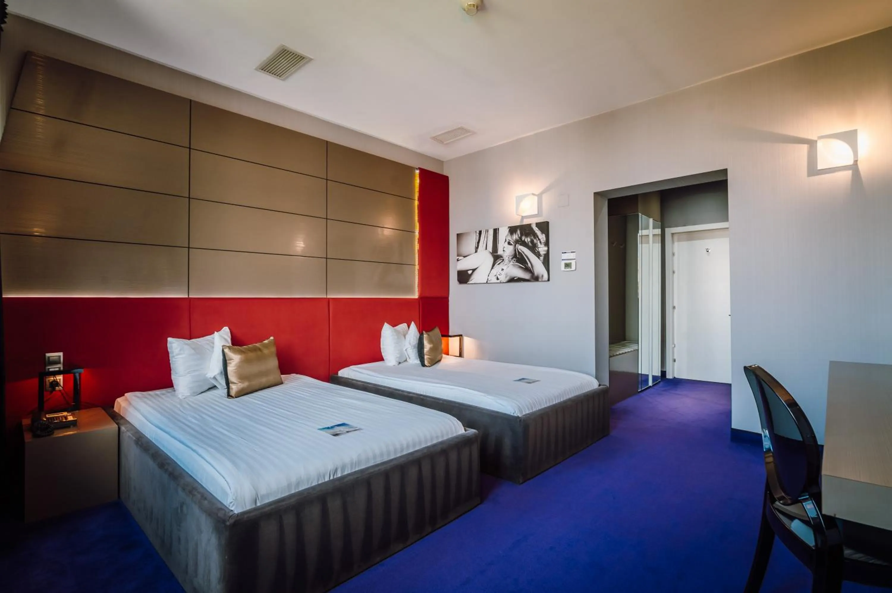 Bed in Plaza V Hotel