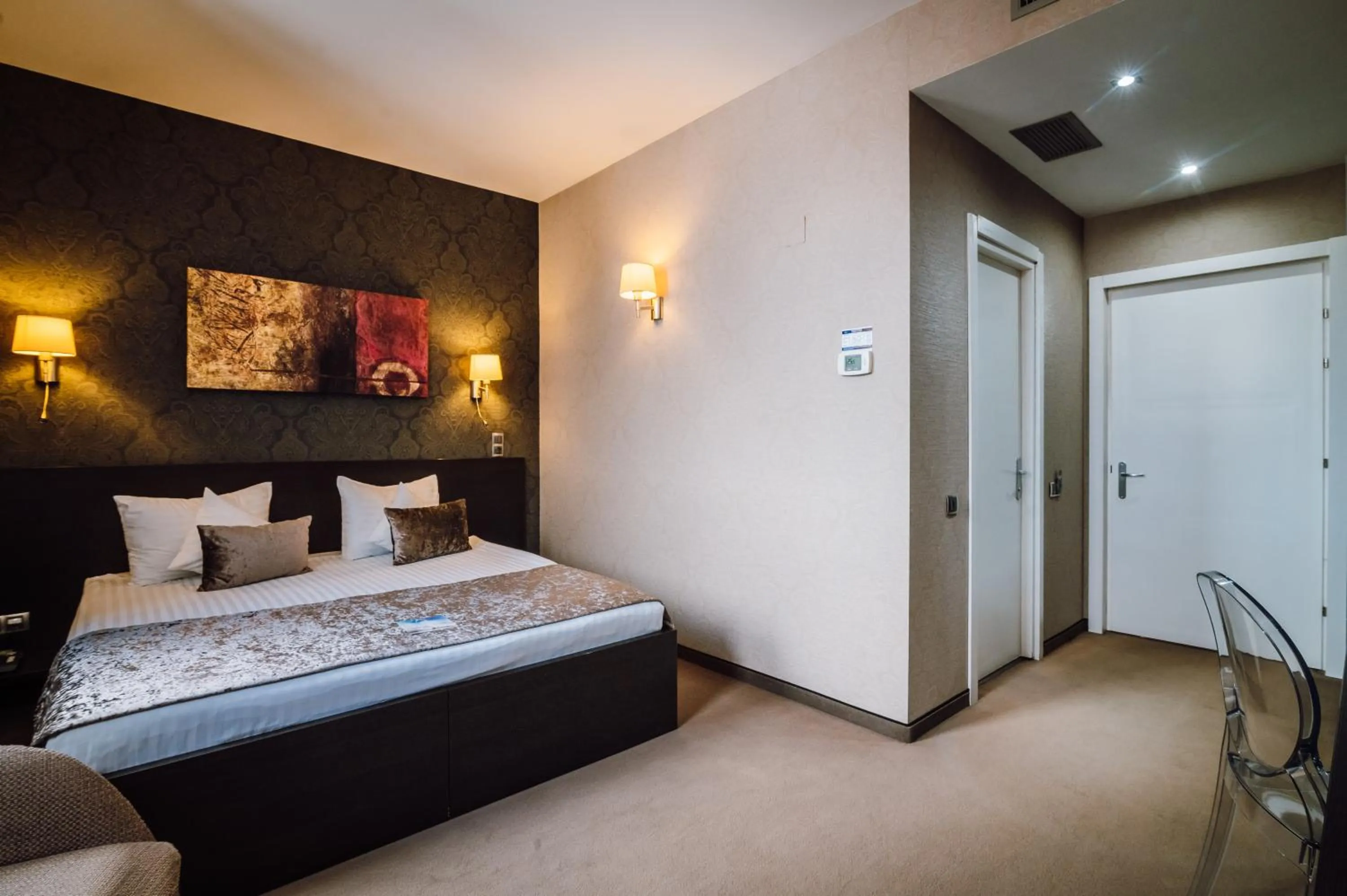 Bed in Plaza V Hotel