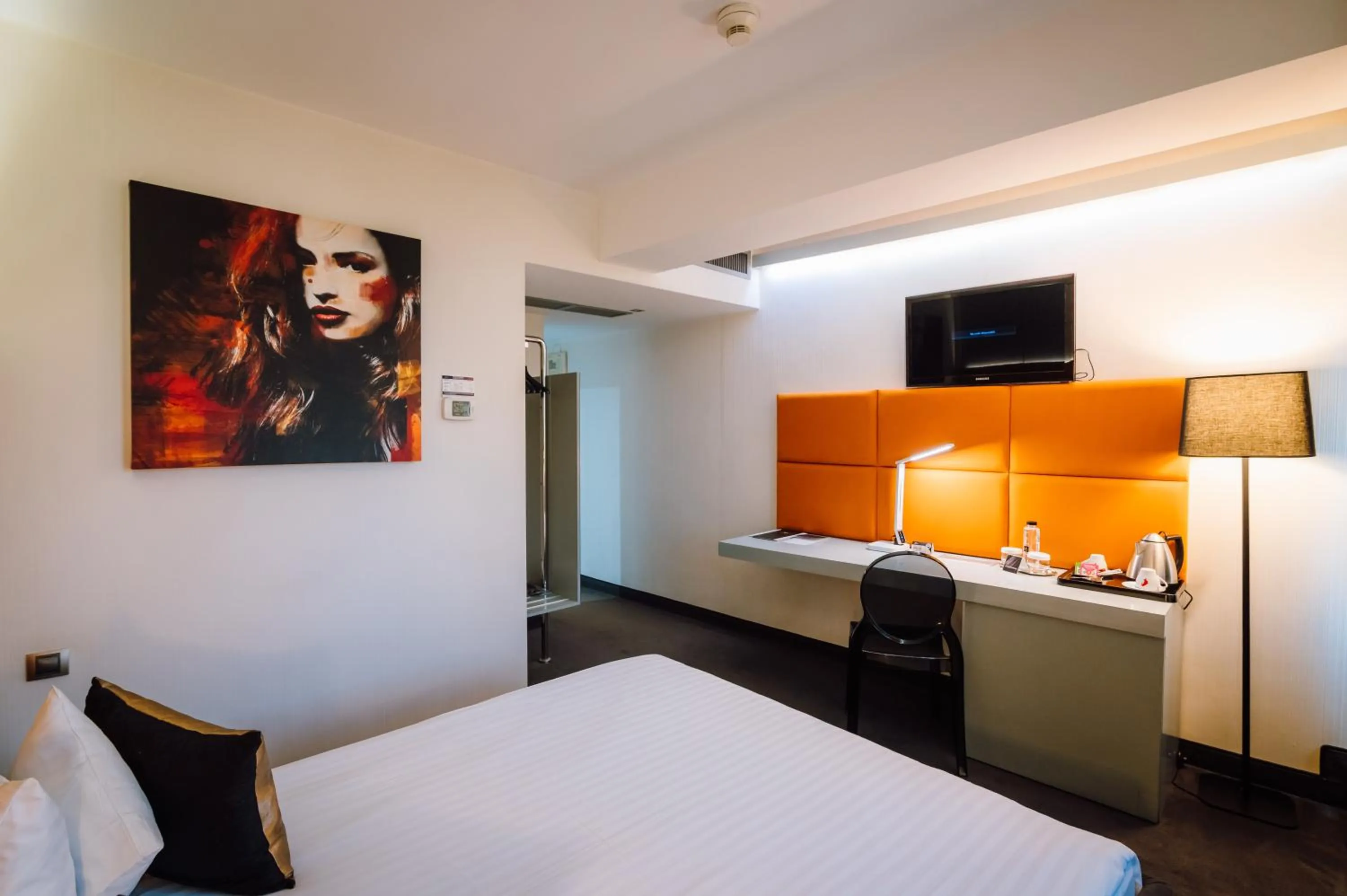 Bed in Plaza V Hotel