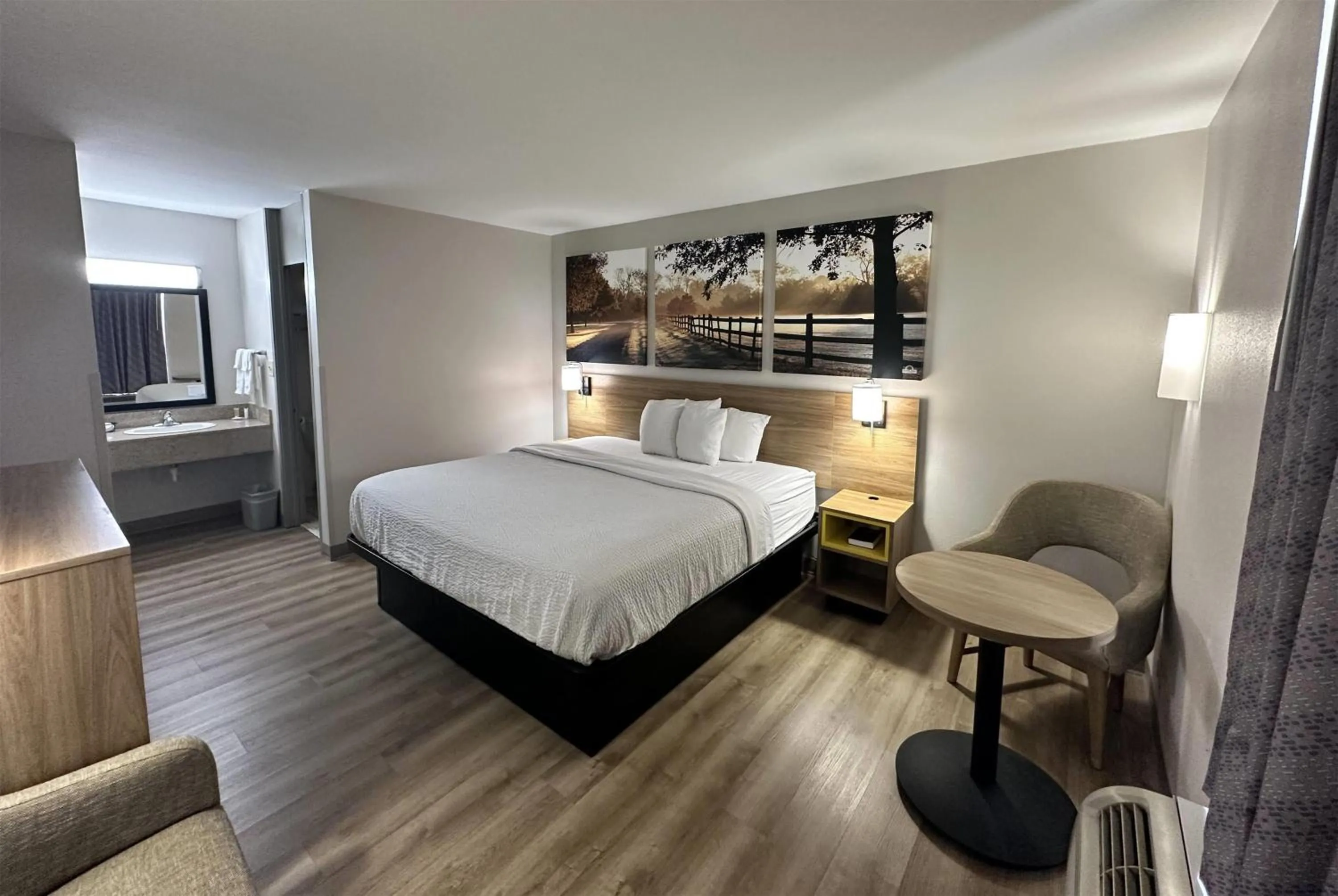 Photo of the whole room, Bed in Days Inn by Wyndham Adel I-75