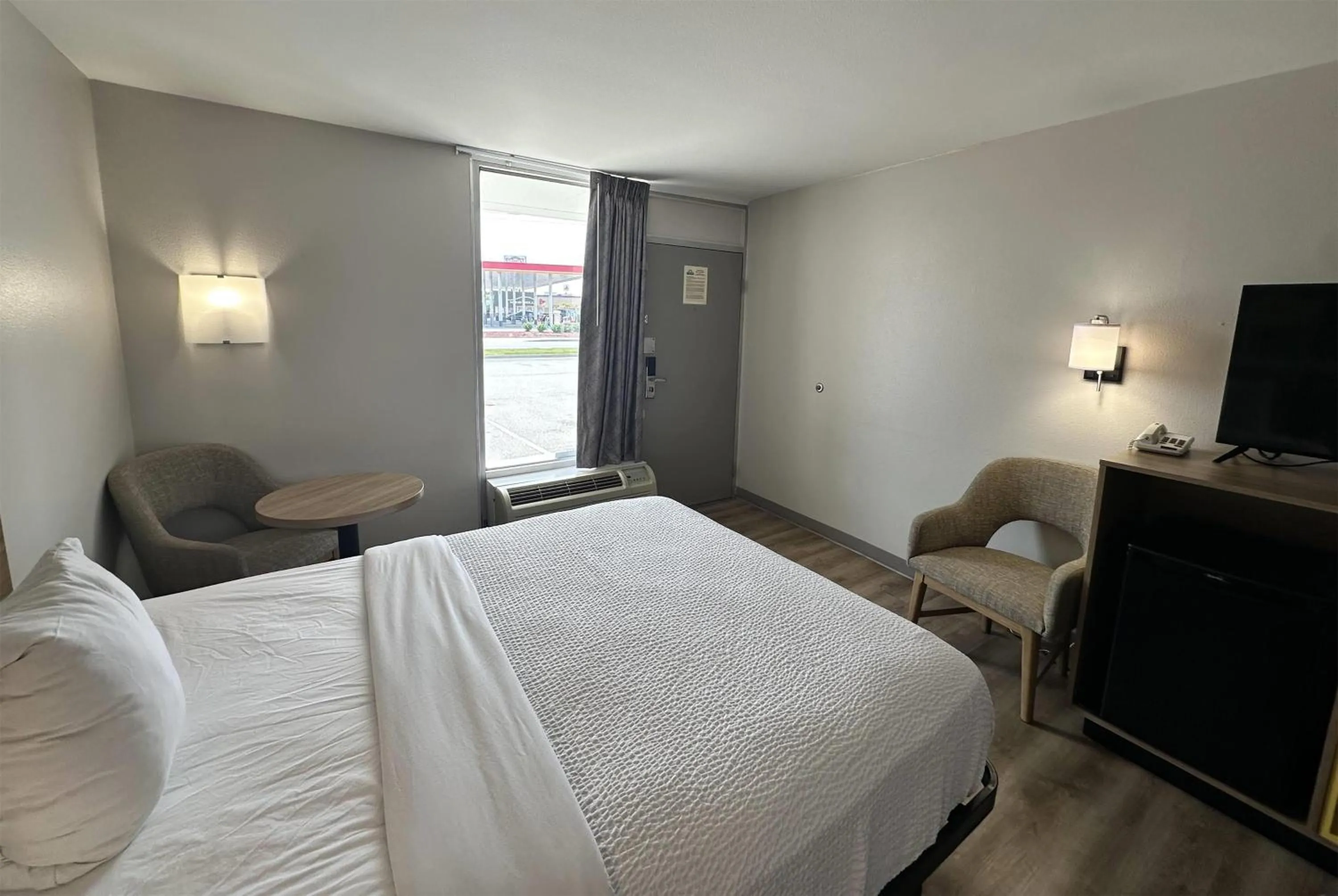 Photo of the whole room, Bed in Days Inn by Wyndham Adel I-75