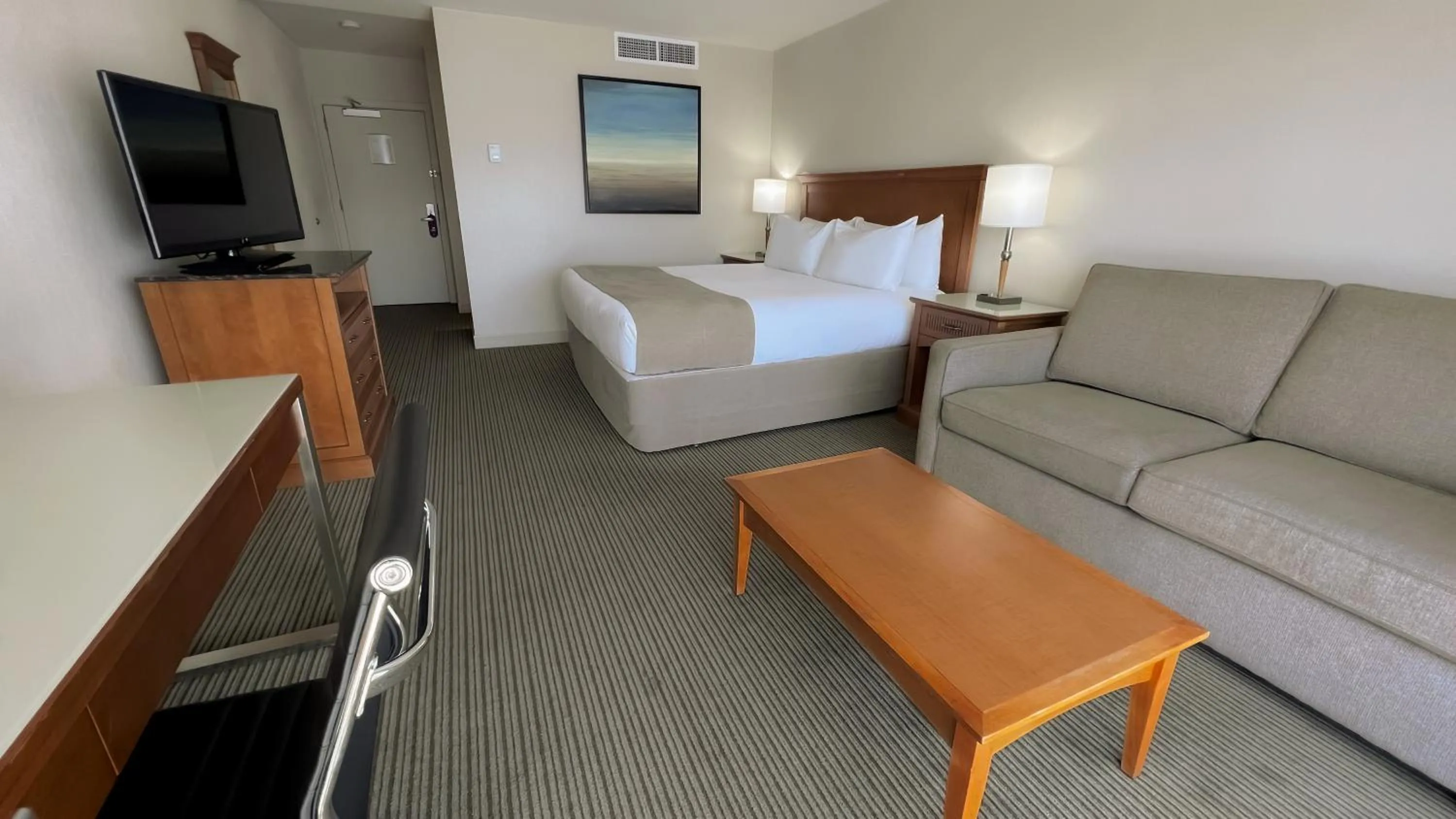 Communal lounge/ TV room, Bed in Coast Capri Hotel