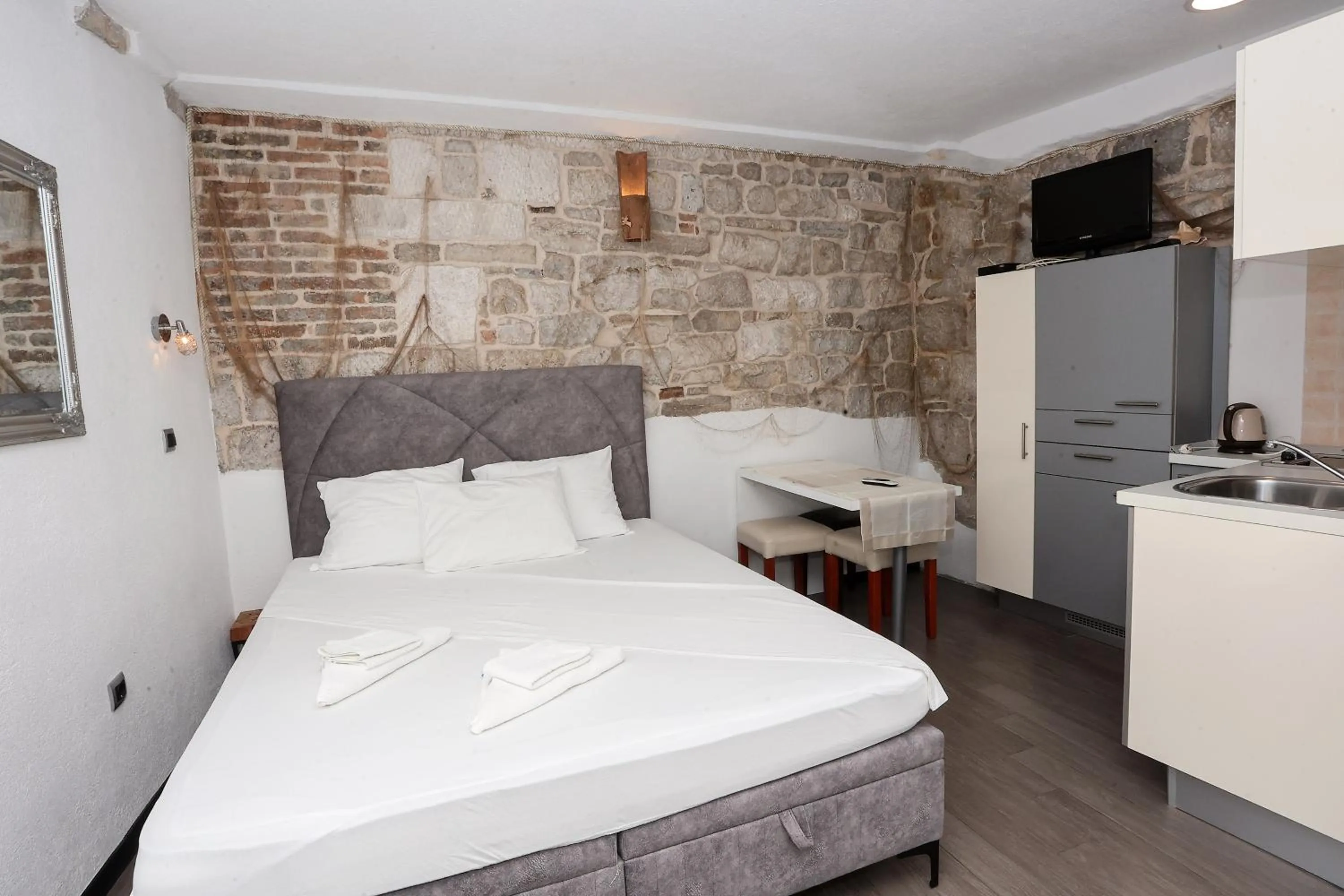 Bed in Apartments Nikolla