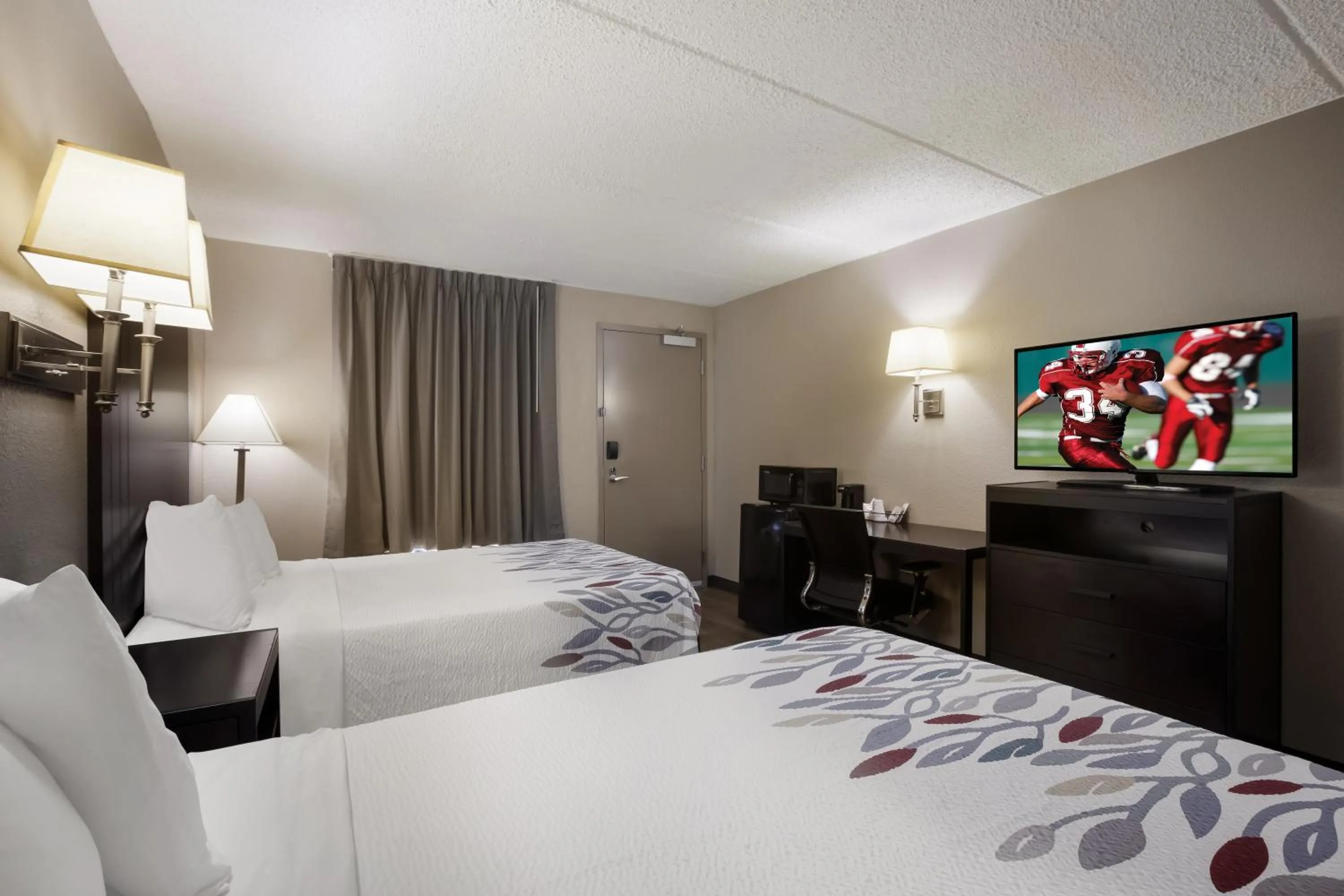 Bedroom, Bed in Red Roof Inn Atlanta Airport NE Conley