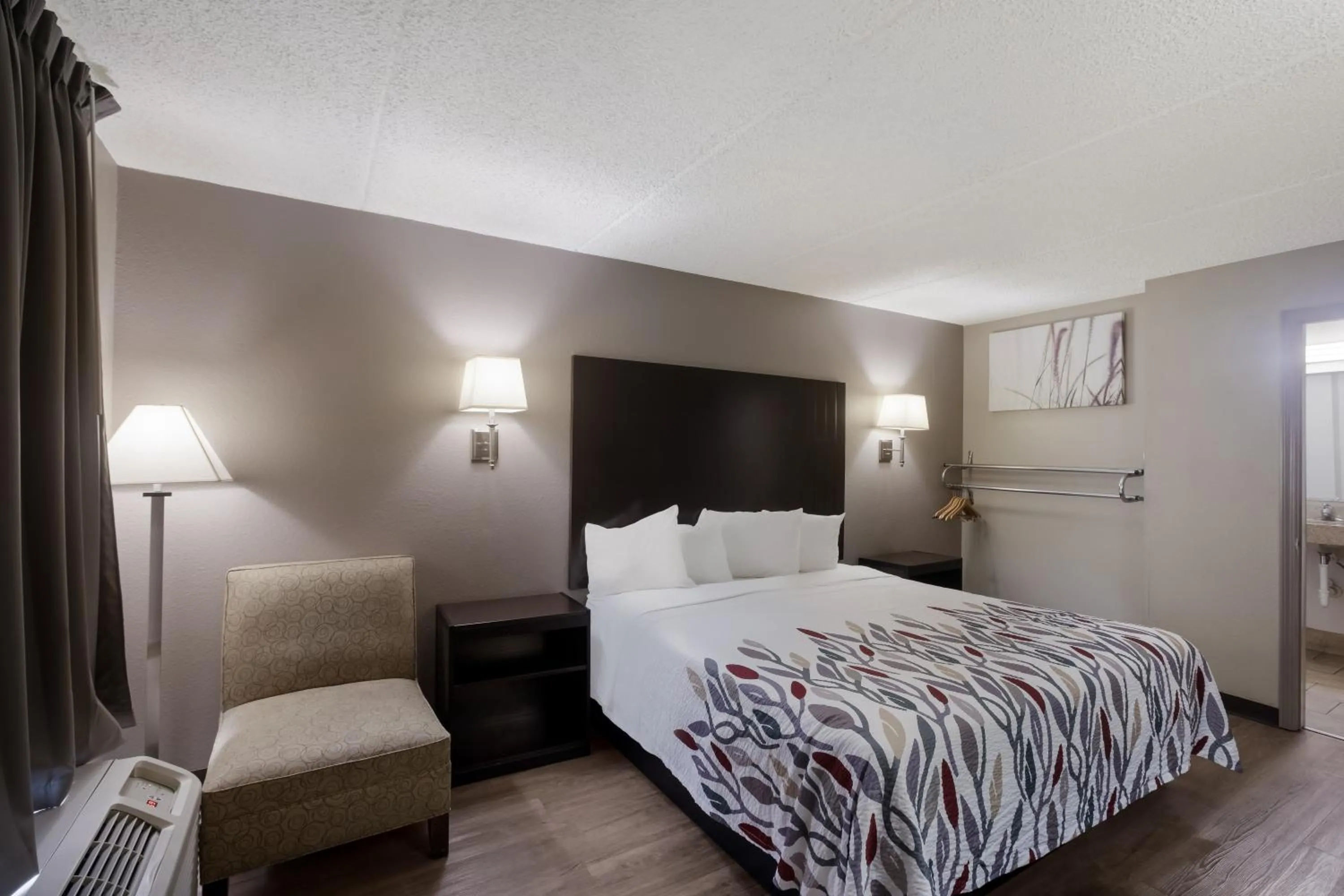 Bedroom, Bed in Red Roof Inn Atlanta Airport NE Conley