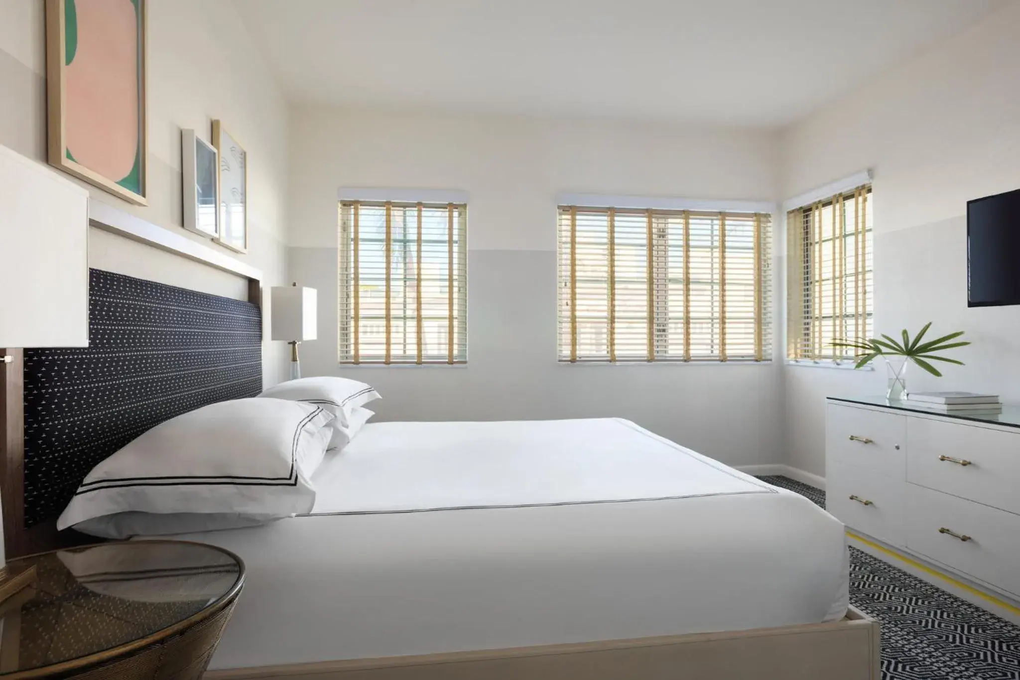 Premium King Room with City View in Kimpton Surfcomber Hotel by IHG Premium King Room with City View in Kimpton Surfcomber Hotel by IHG