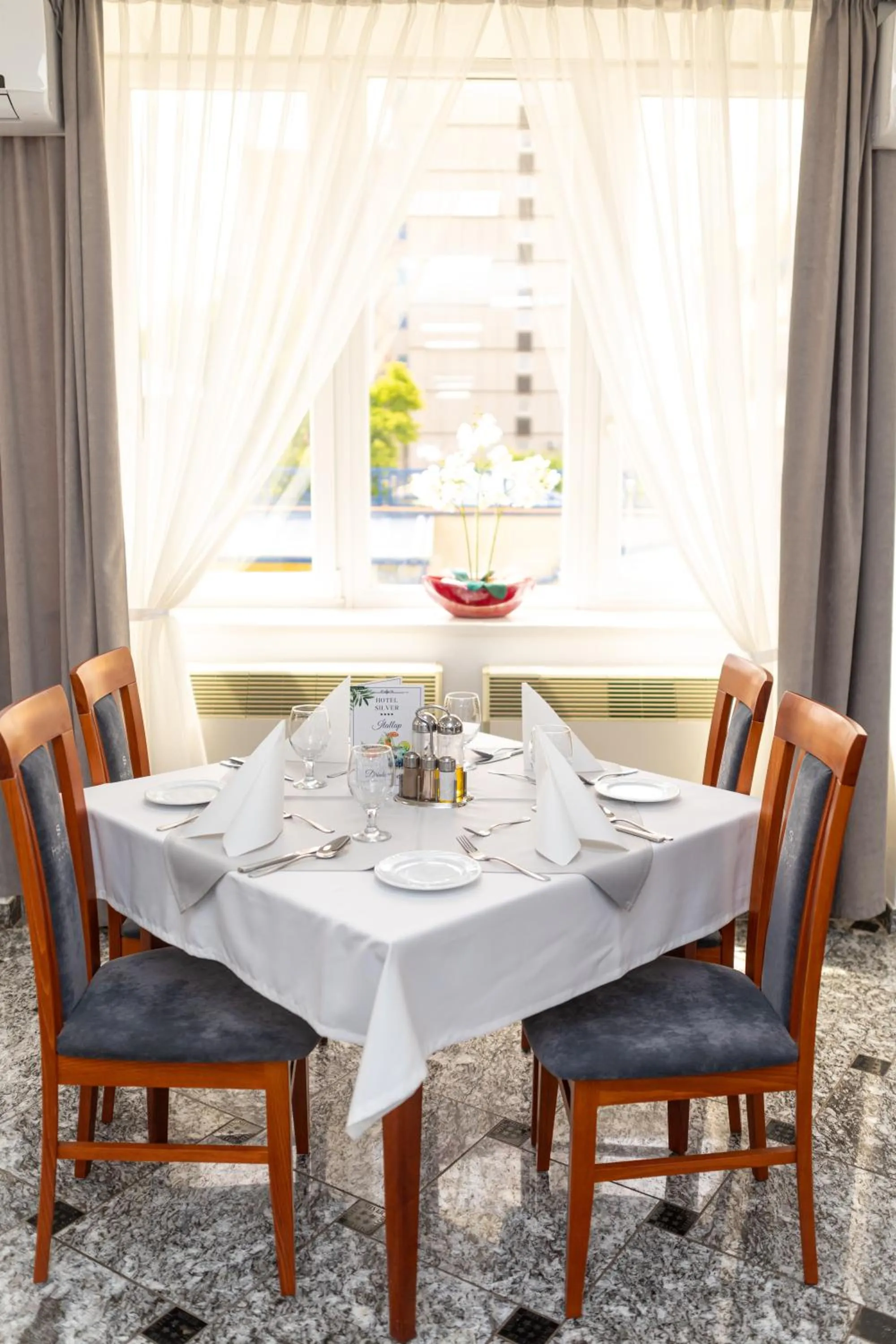 Restaurant/places to eat in Hotel Silver