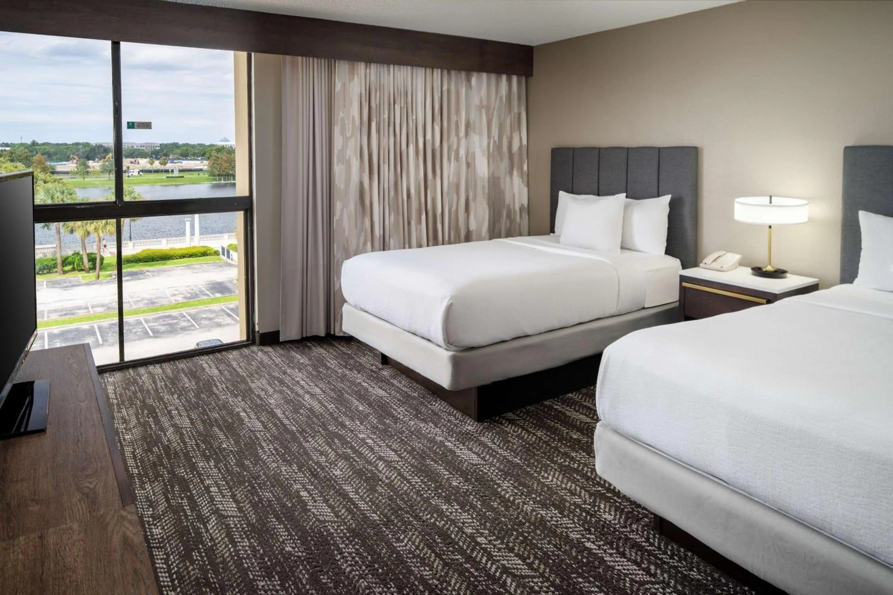 Bed in Embassy Suites by Hilton Orlando North