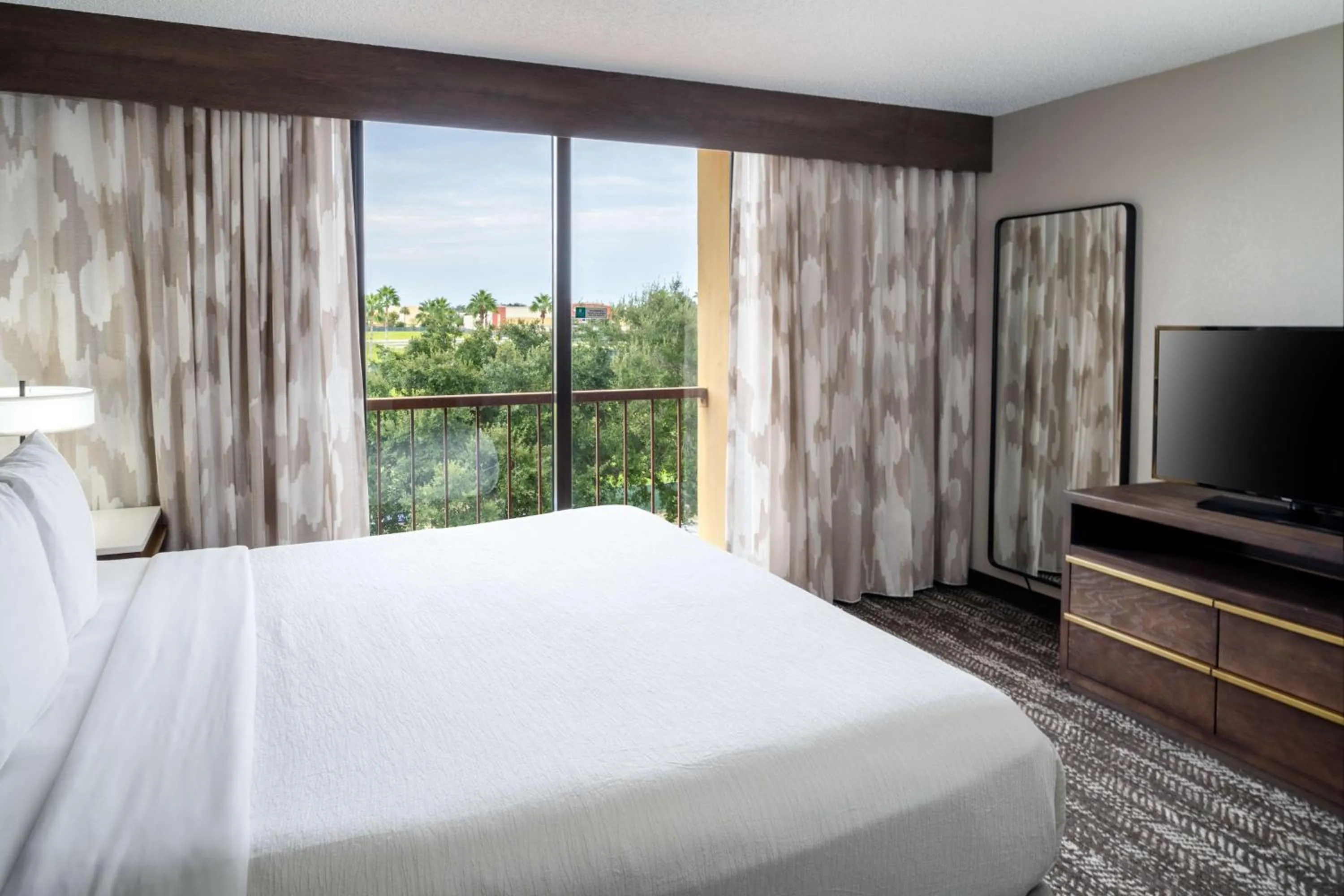 Bed in Embassy Suites by Hilton Orlando North