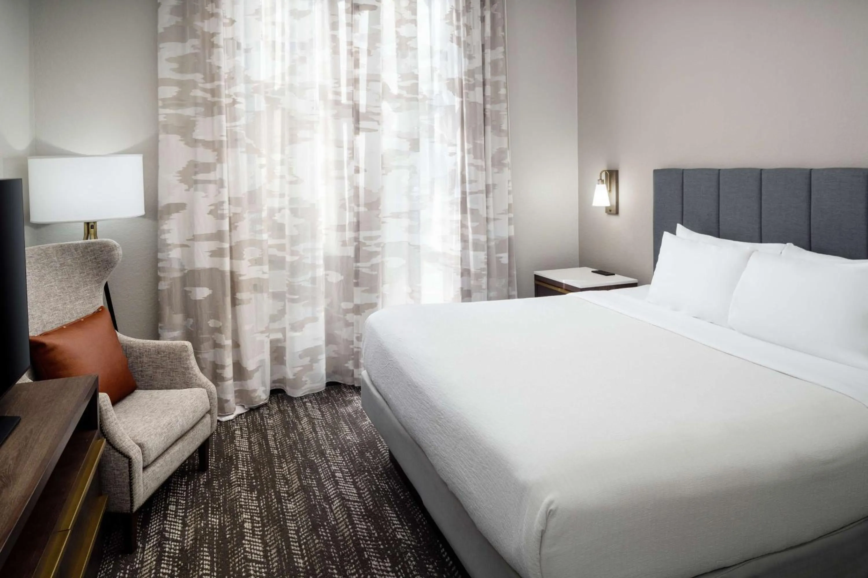 Bed in Embassy Suites by Hilton Orlando North