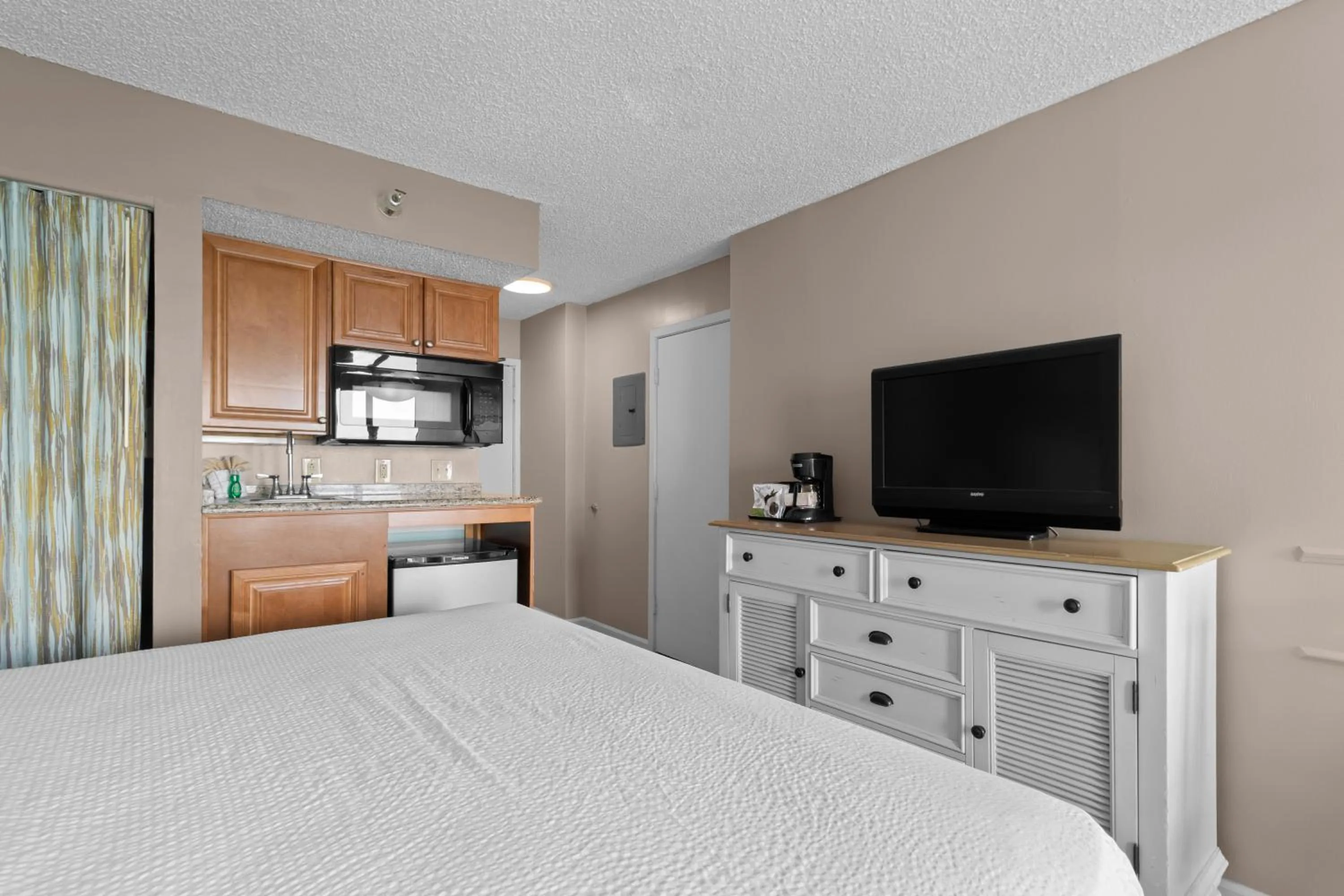 TV and multimedia, Bed in The Strand - A Boutique Resort