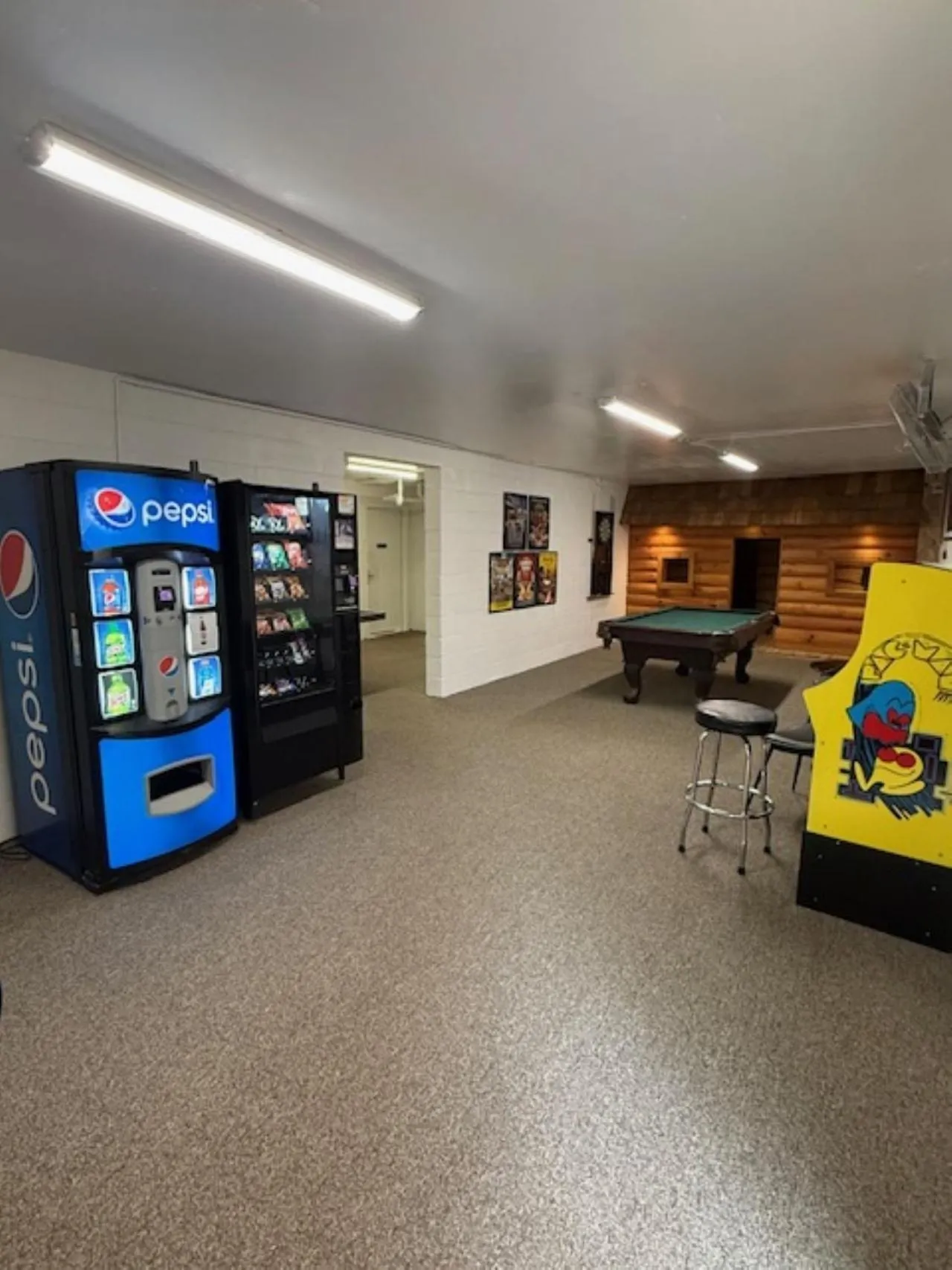 Communal lounge/ TV room in Laurel Point Resort