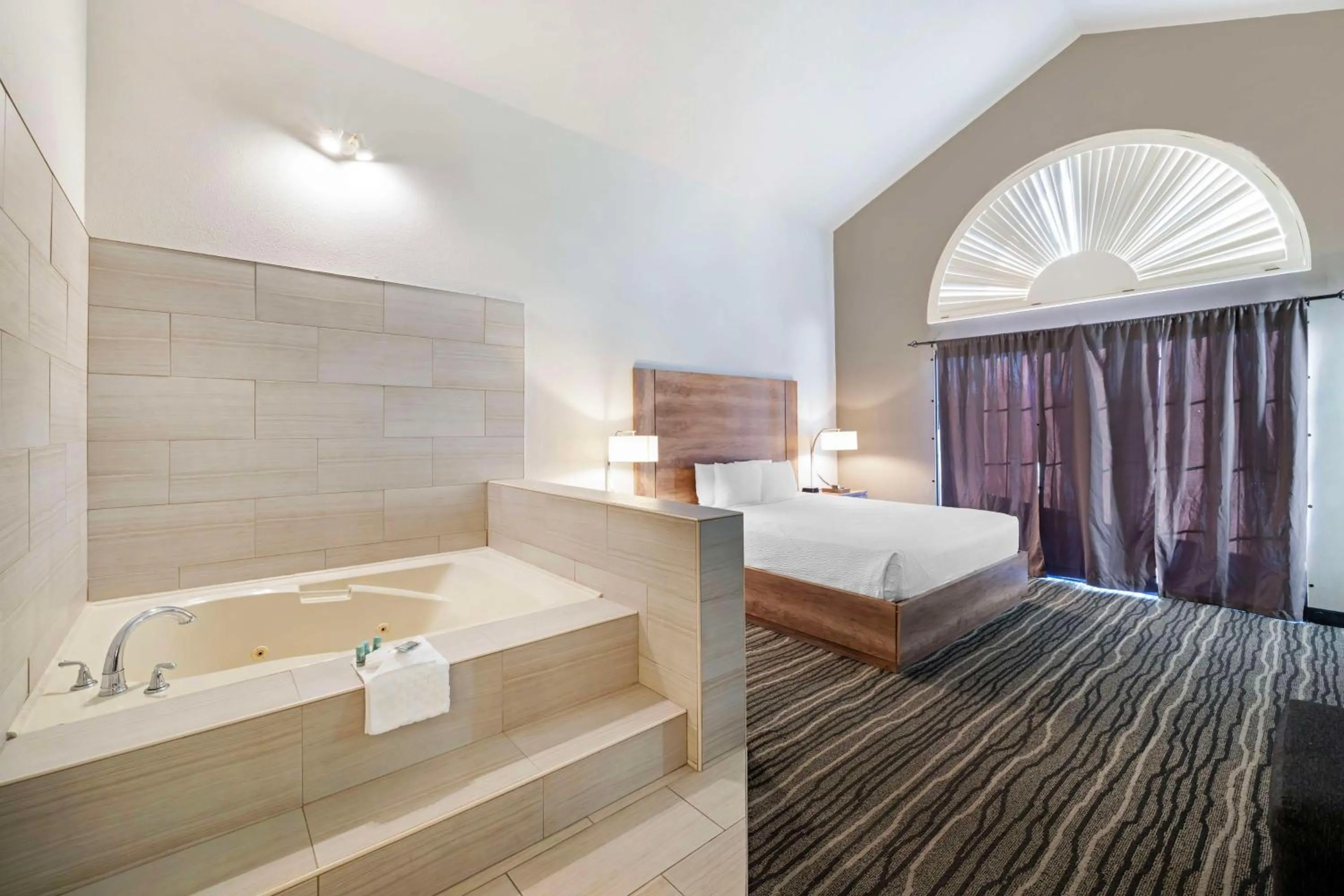 Photo of the whole room, Bed in Best Western Posada Royale Hotel & Suites