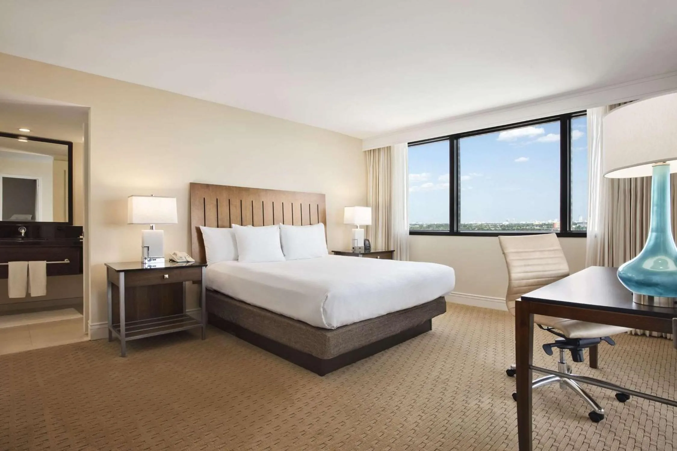 Bed in Hilton Miami Airport Blue Lagoon