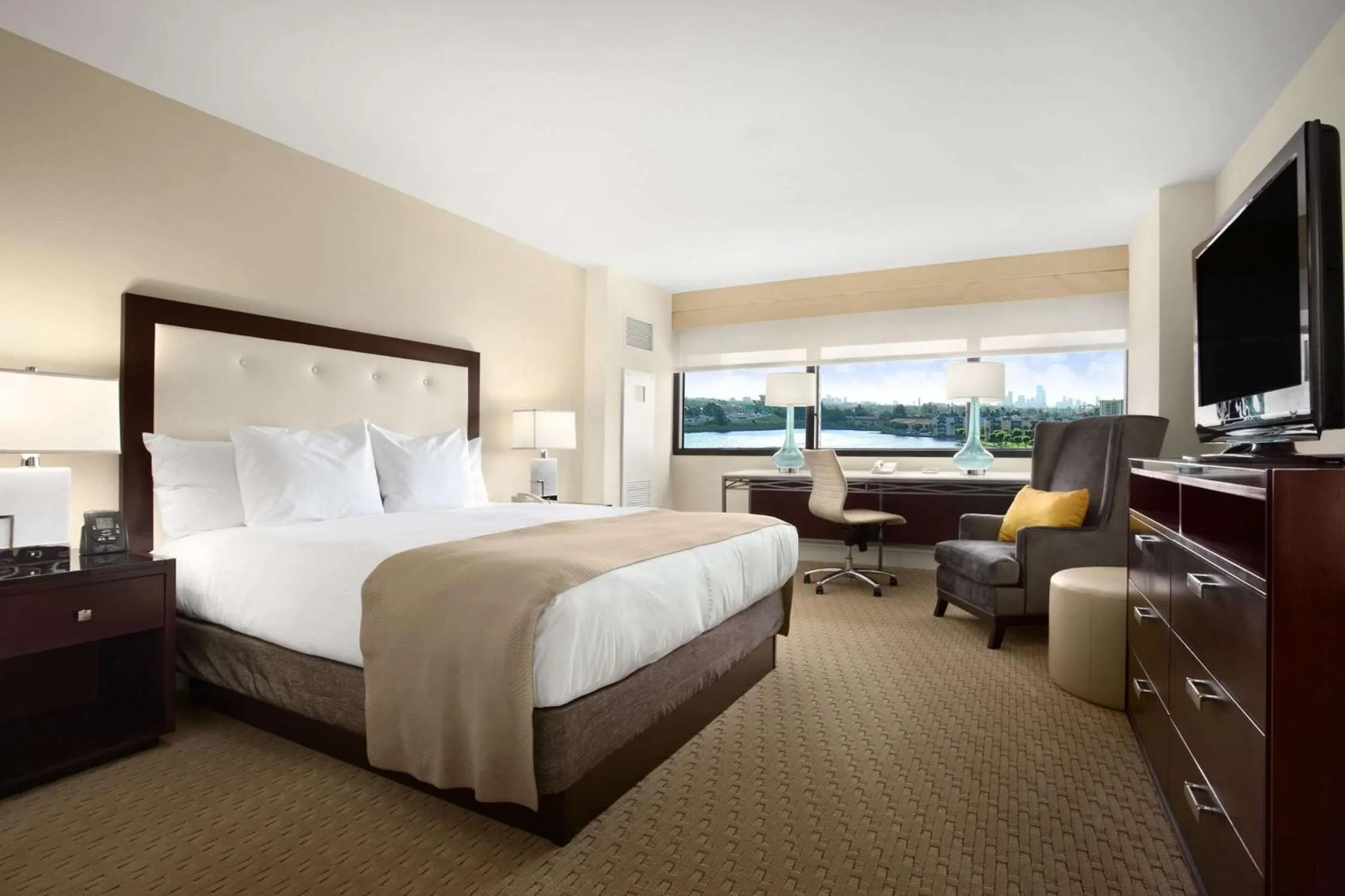 Bed in Hilton Miami Airport Blue Lagoon